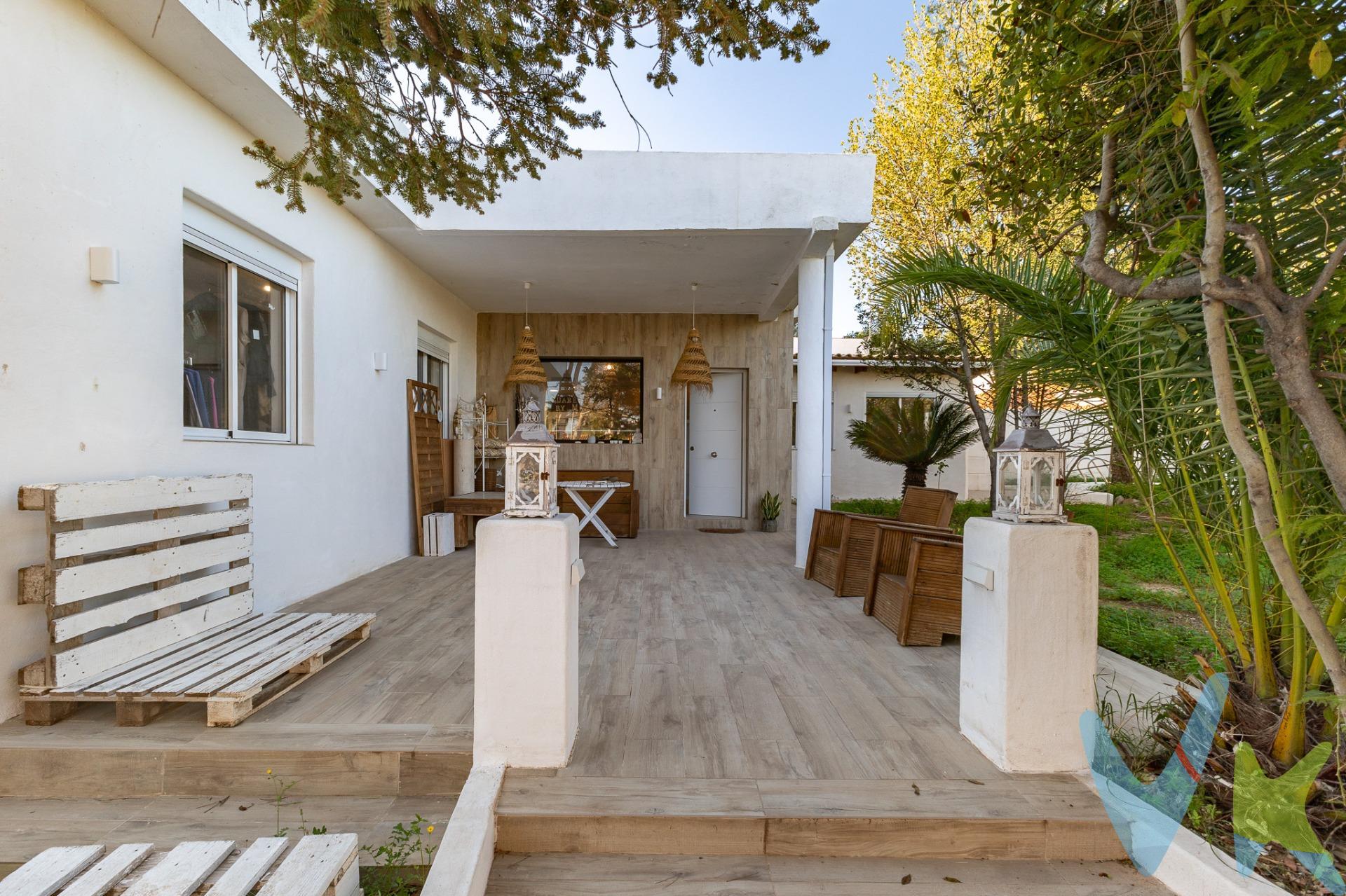 ¡ Tranquilidad, comodidad y naturaleza en la Eliana, a un paso de Valencia!. Descubre tu nuevo hogar en la Eliana, un lugar privilegiado que combina la cercanía a Valencia con la paz de una zona residencial. Además, esta casa ofrece una ubicación estratégica, cerca de colegios, lugares de ocio y todo tipo de servicios. ¡Ideal para quienes buscan calidad de vida!Al entrar en la propiedad, encuentras un espacioso jardín con piscina propia y un porche chill-out, ideal para desconectar y pasar una tarde agradable en familia o con amigos. Pero esto es solo el principio. . Aunque actualmente la casa cuenta con 2 habitaciones y un baño, en muy poco tiempo podrás disfrutar de una propiedad renovada con 3 habitaciones, 2 baños completos y una cocina abierta al salón comedor, pensados para ofrecerte mayor comodidad y adaptarse a tu estilo de vida.La propiedad se venderá con todas las reformas ya realizadas, por lo que podrás verla tal y como aparecerá en los renders: una casa moderna, confortable y lista para ser habitada, donde cada rincón ha sido pensado para ti. No dejes pasar esta oportunidad única. Ven a ver cómo este hogar puede convertirse en el lugar perfecto para tu familia. La descripción del presente inmueble e imágenes tienen mero carácter informativo y en ningún caso carácter contractual, pudiendo ser modificados por la inmobiliaria comercializadora sin que ello implique responsabilidad alguna frente a terceros. En  el  precio  de  venta al público,  esta propiedad NO  incluye  los gastos  de  adquisición   (Notario,  registro,   gestión,  honorarios, etc…). . Tampoco está incluida la actualización de la piscina ni muebles y electrodomésticos.  