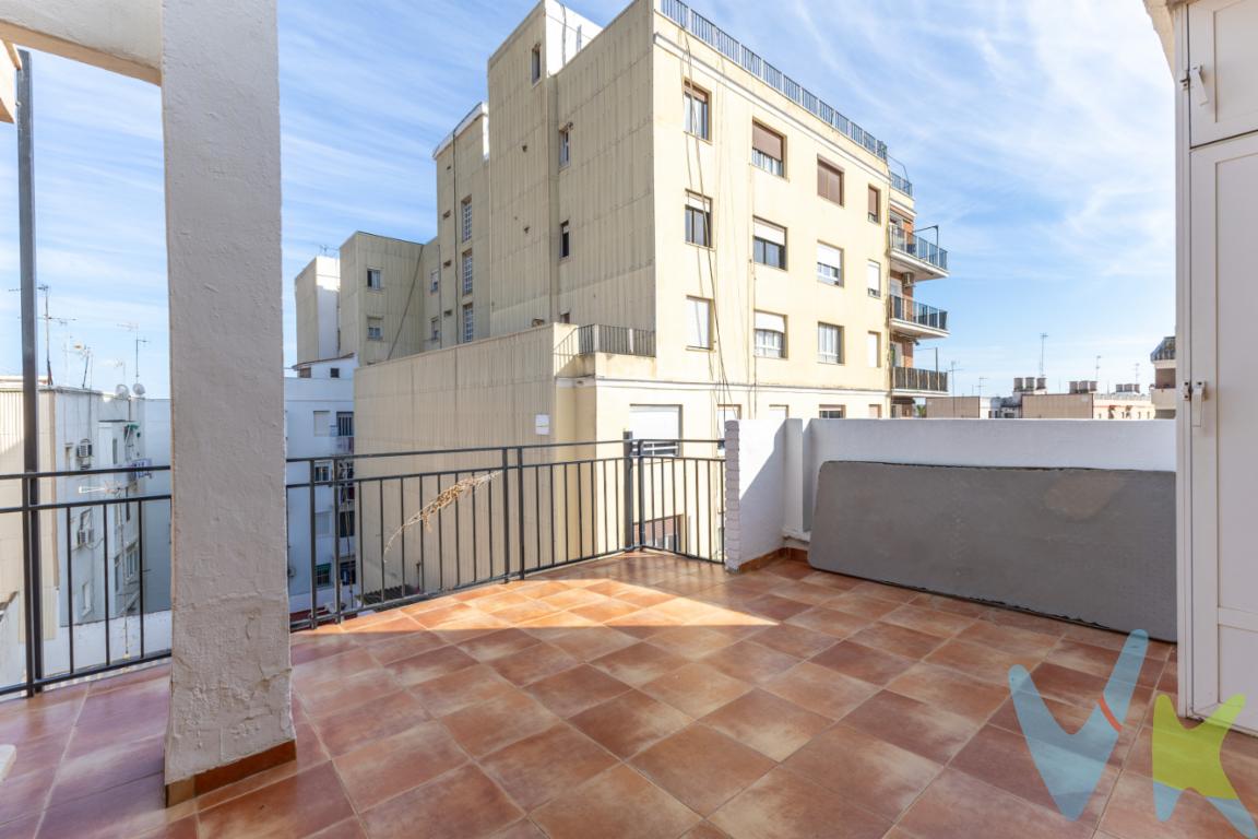  Presentamos  la oportunidad de adquirir un encantador piso con terraza de 18 metros  en venta, situado en la tranquila localidad de Puçol con mas de 20.000 habitantes en la actualidad . Se trata de un piso  que ofrece la combinación perfecta entre ubicación , rentabilidad y funcionalidad, para  INVERSORES  o pareja joven que quiere tener su primera vivienda , está ubicado en una  quinta planta sin ascensor  de un edificio con  mucha historia, construido en 1970. Esta joya residencial, que cuenta con un total de 65 metros construidos, pondrá a su disposición 57 metros útiles de espacio donde podrá hacer realidad su estilo de vida ideal. Con 3 habitaciones exteriores y una terraza independiente de 18 metros de acceso tanto por la habitación principal , como a través del salón comedor y una orientación Sureste para tener mucha luz natural .El piso se compone de tres acogedoras habitaciones, cada una diseñada para adaptarse a sus necesidades personales y las de su familia. Ya sea que necesite un espacio para descansar, un área de trabajo o un rincón de juegos, estas estancias le ofrecerán la flexibilidad necesaria para organizar su hogar a su gusto. Además, la disposición de las habitaciones garantiza luz natural y ventilación, aspectos esenciales en cualquier hogar confortable.Lo más destacado de esta propiedad es, sin duda, su espléndida terraza. Un espacio al aire libre que le permitirá disfrutar de maravillosos momentos de relax, cenas bajo las estrellas o reuniones sociales en un entorno íntimo y privado. Desde la terraza podrá disfrutar de vistas despejadas, ideales para inspirar y motivar cada uno de sus días. En nuestra terraza privativa disponemos de armarios de carpintería para almacenar nuestras pertenencias menos utilizadas, dispone de dos toldos para mayor intimidad y bien estar en la 5ª planta de un edificio muy bien ubicado , tanto a la zona de bancos , Druni , supermercados , casa de la cultura , centro de especialidades de SALUD , farmacias y hasta nuestra Parroquia de Santa Marta. La ubicación es otro de los puntos fuertes de este inmueble Puçol goza de excelentes conexiones de transporte que facilitan el acceso tanto a la playa de Puçol con bandera Azul  como a las áreas circundantes. A poca distancia, encontrará una estación de tren Forma parte de las líneas C-5 y C-6 de la red de Cercanías Valencia, que le permitirá desplazarse cómodamente a diferentes puntos de interés. Además, la cercana presencia de una línea de bus le asegurará una movilidad aún más dinámica y completa. Estas ventajas hacen que este piso sea una elección ideal tanto para quienes dependen del transporte público como para aquellos que valoran la conveniencia en su día a día.El edificio, con varios años de solidez, ha sabido mantener su carácter original a lo largo del tiempo, ofreciendo al mismo tiempo un entorno seguro y agradable para sus residentes. La comunidad de vecinos fomenta un ambiente amigable y de cooperación, garantizando tranquilidad y bienestar.  El edifico dispone de la instalación de gas ciudad , por si se quiere tener la conexión directa al inmueble. No cabe duda de que esta propiedad cumple con las expectativas de quienes buscan un hogar acogedor y bien ubicado para reformar a su gusto , pero en unos de los puntos neurálgicos de Puçol . La oportunidad de vivir en un espacio con tales características y ventajas es rara y merece ser considerada sin dudar. Invitamos a cada interesado a visitar esta propiedad para descubrir su verdadero potencial y enamorarse de cada uno de sus rincones.El piso está listo para ser actualizado según el gusto personal del nuevo propietario, ofreciendo un lienzo perfecto para proyectar sus sueños y aspiraciones de vida. No deje pasar esta excelente oportunidad de inversión en uno de los rincones más solicitados de Puçol.En el precio del inmueble no se incluyen los gastos de notaría y registro de la propiedad (que depende de la notaría elegida y del precio de escrituración) y los impuestos (que en la Comunitat Valenciana varían dependiendo del precio del inmueble, de las características personales del comprador y de la calificación oficial del inmueble).Tampoco se incluyen los honorarios de la agencia inmobiliaria por la gestión en todo el proceso de la compraventa, tramitamos todos los cambios de suministros del inmueble y los impuestos que tenga vinculados la vivienda en su Ayto., Diputación o Hacienda, que ascienden al 3% del precio final del inmueble más el 21% de IVA.Por mandato expreso del propietario, comercializamos este inmueble en exclusiva, por lo que garantizamos un servicio de calidad, un trato fácil, sencillo y sin interferencias de terceros. Por este motivo, se ruega no molestar al propietario, a los ocupantes de la propiedad, a los vecinos, o conserjes del edificio o urbanización si los hubiera. Muchas gracias por su comprensión.Para más información y para concertar visitas, siéntase libre de ponerse en contacto con nosotros. Estaremos encantados de asistirle en todo lo necesario para que esta maravillosa propiedad se convierta en su nuevo hogar. ¡Esperamos su visita! 