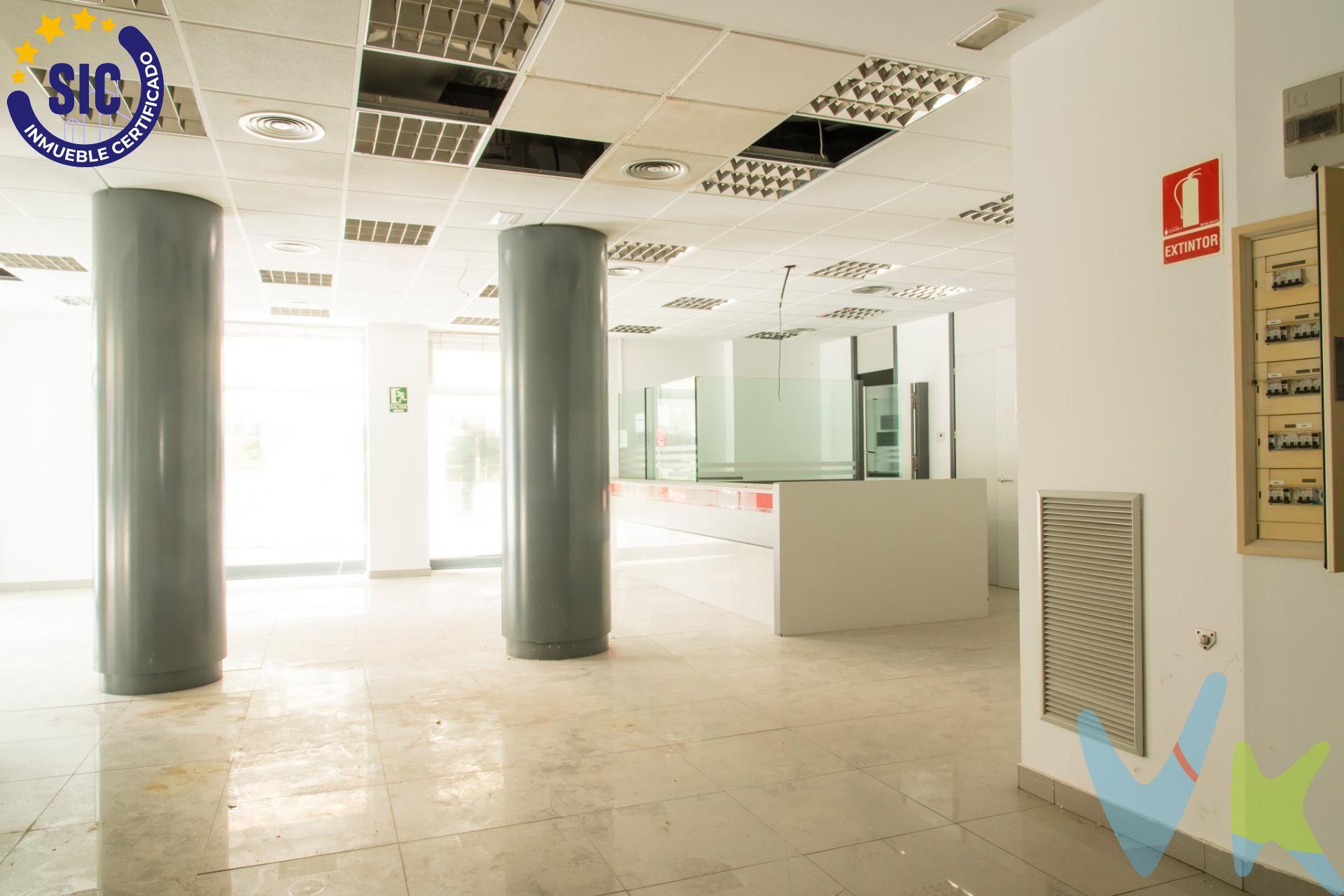 ¿Buscas un local versátil, bien ubicado y listo para arrancar tu negocio? Este amplio local comercial de 450 m² útiles es tu mejor opción. Distribuido en tres espacios independientes, cada uno con su propia entrada, se adapta perfectamente a cualquier actividad comercial. ✔ Antigua oficina bancaria totalmente equipada, con cristal de seguridad. ✔ Cafetería con acceso directo desde Paseo Morella: ideal para atraer tráfico peatonal y vehicular. ✔ Espacio diáfano con entrada por calle Zorita: perfecto para almacén, showroom o sala polivalente. Su ubicación privilegiada, gran altura interior y posibilidad de adecuación lo convierten en una inversión inteligente para empresarios exigentes. 📍 Ya sea para montar oficinas, comercio, hostelería o dividir y rentabilizar por partes, este local se adapta a ti. 💬 ¡Ven a visitarlo y descubre todo su potencial! Te encantará. Este inmueble es en exclusiva, con lo que le facilitamos cualquier información sobre la vivienda. Por este motivo, solicitamos no molesten al propietario, ocupantes de la propiedad, vecinos o conserje de la comunidad. En todos los casos los precios expuestos son más impuestos y gastos derivados de la transmisión del inmueble. . 