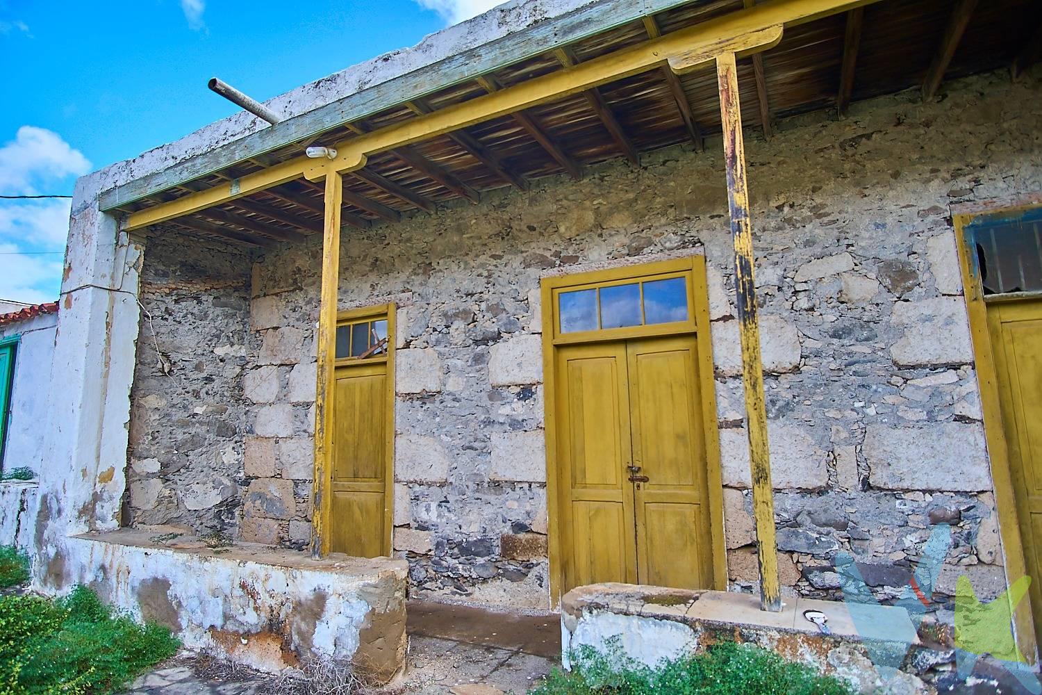 Les presento esta magnífica finca de 66.899m2 según su último certificado topográfico y escrituras perfectamente registradas. Pocas fincas rústicas se ofrecen a la venta que estén en plena producción, teniendo acceso fácil a agua de riego, servicios y comunicaciones. Consta de 5 cadenas completamente llanas, muy bien delimitadas, valladas, con alta en suministros de luz, agua y acceso agua de riego de la zona. La finca rústica destinada a agricultura es según catastro unos 28891m2, siendo el resto pastizales, dispone también de zonas de almacenamiento, pista de acceso y un estanque con capacidad para 60h de agua, a 20l/s. Está situada en Marzagán, a tan solo 5 minutos del Mercalaspalmas, 15 minutos de Las Palmas y 10 minutos de Telde, estando muy bien comunicada a 5 minutos de la GC-1. La finca tiene escriturada además una vivienda de 204,54m2, con dos garajes techados de 16,61m2 y 17,29m2, una zona de jardín a la entrada de unos 100m2 y un porche cubierto de 13,94m2. Esta vivienda necesita una reforma integral, pudiendo hacer un bonito chalet independiente con vistas a Marzagán y a Bandama, consta de salón, cocina, 3 habitaciones muy amplias que podrá distribuir a su gusto, además de un baño. La casa es de construcción antigua con techos altos, una parte con tejado a dos aguas, muros de piedra anchos que podrá dejarlos a piedra vista quedando un precioso chalet rústico. Tiene agua y luz dadas de alta, facilitando eso cualquier posible reforma. La construcción del edificio debido a su antigüedad es susceptible de necesitar reparaciones o reformas desconocidas por parte del propietario que puedan afectar a su uso o habitabilidad futura. . Dentro de la finca y muy cerca de la casa, hay escriturados otros 297,1 m2 en cuatro construcciones escrituradas como graneros y alpendres que lindan entre si, que con la correspondiente reforma y cambio de uso podrían convertirse en otra vivienda, se distinguen en ellos hasta 6 estancias, zona de aparcamiento y jardines. Todas estas construcciones se encuentran en suelo Rústico de Asentamiento Rural, con lo cual se pueden rehabilitar. Es una finca con un gran potencial, ya que su extensión permite segregaciones y agrupaciones con las construcciones existentes, pudiendo crear viviendas rurales para su venta o explotación, restaurante ecológico aprovechando los productos propios o sencillamente siguiendo con la explotación agrícola. Los gastos de impuestos, registro, notaría y cualquier otro derivados de la venta no están incluidos en el precio PVP. . 