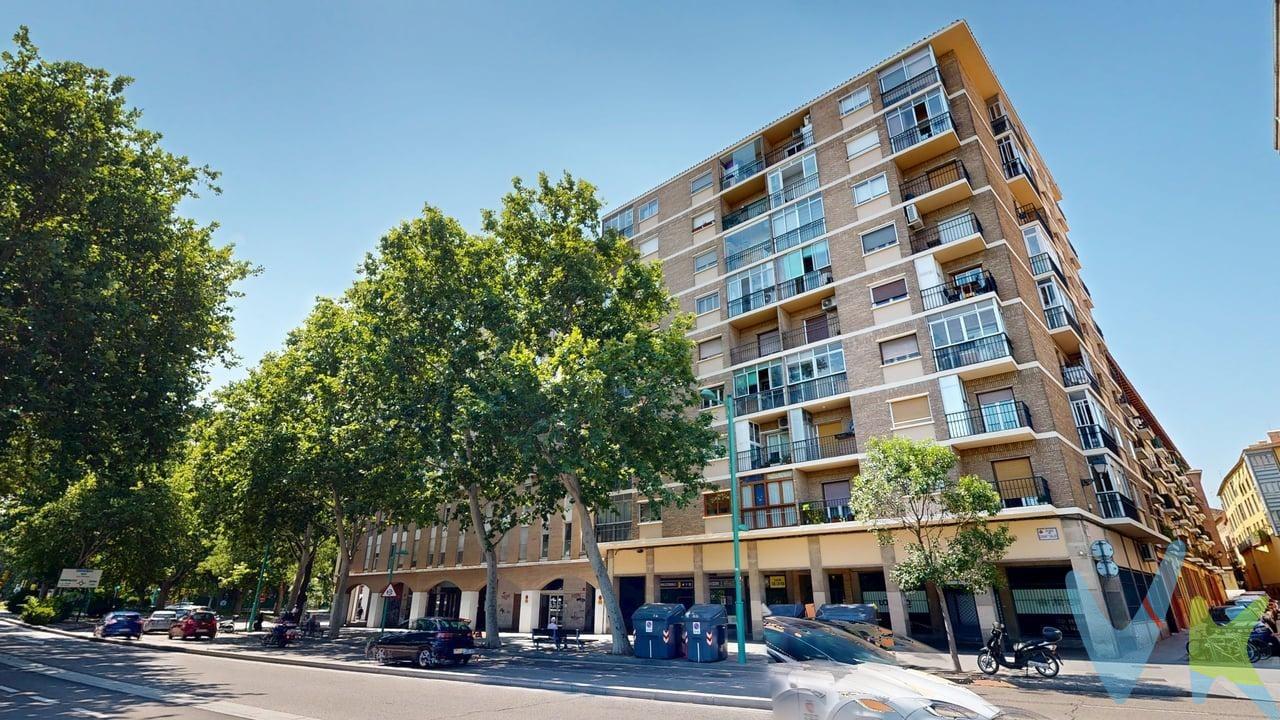 **Piso en Venta en el Corazón de la Ciudad**    PASEO ECHEGARAY Y CABALLERO. Descubre este encantador piso de 83 m² útiles, ideal para disfrutar de la vida urbana con todas las comodidades. Con tres luminosos dormitorios, este hogar ofrece el espacio perfecto para una familia o para quienes buscan un lugar acogedor y funcional. El salón, amplio y acogedor, es el lugar perfecto para relajarse después de un largo día, mientras que la cocina está equipada para que puedas dar rienda suelta a tu creatividad culinaria. El balcón te permitirá disfrutar de momentos al aire libre y de vistas agradables, ideal para tus desayunos o simplemente para relajarte con un buen libro. Además, cuenta con dos baños, lo que aporta comodidad y privacidad a todos los miembros del hogar. La calefacción y agua caliente sanitaria centrales y el sistema de aire acondicionado tipo split en el salón aseguran un ambiente agradable durante todo el año. Ubicado en una finca con dos ascensores y en una tercera planta exterior. La visita virtual 360º está disponible para que puedas explorar cada rincón de este maravilloso hogar desde la comodidad de tu sofá. ¡No pierdas la oportunidad de hacer de este piso tu nuevo hogar!. El precio indicado no incluye impuestos, gastos de notaría, registro y honorarios de intermediación. Anuncio no vinculante, puede contener errores.
