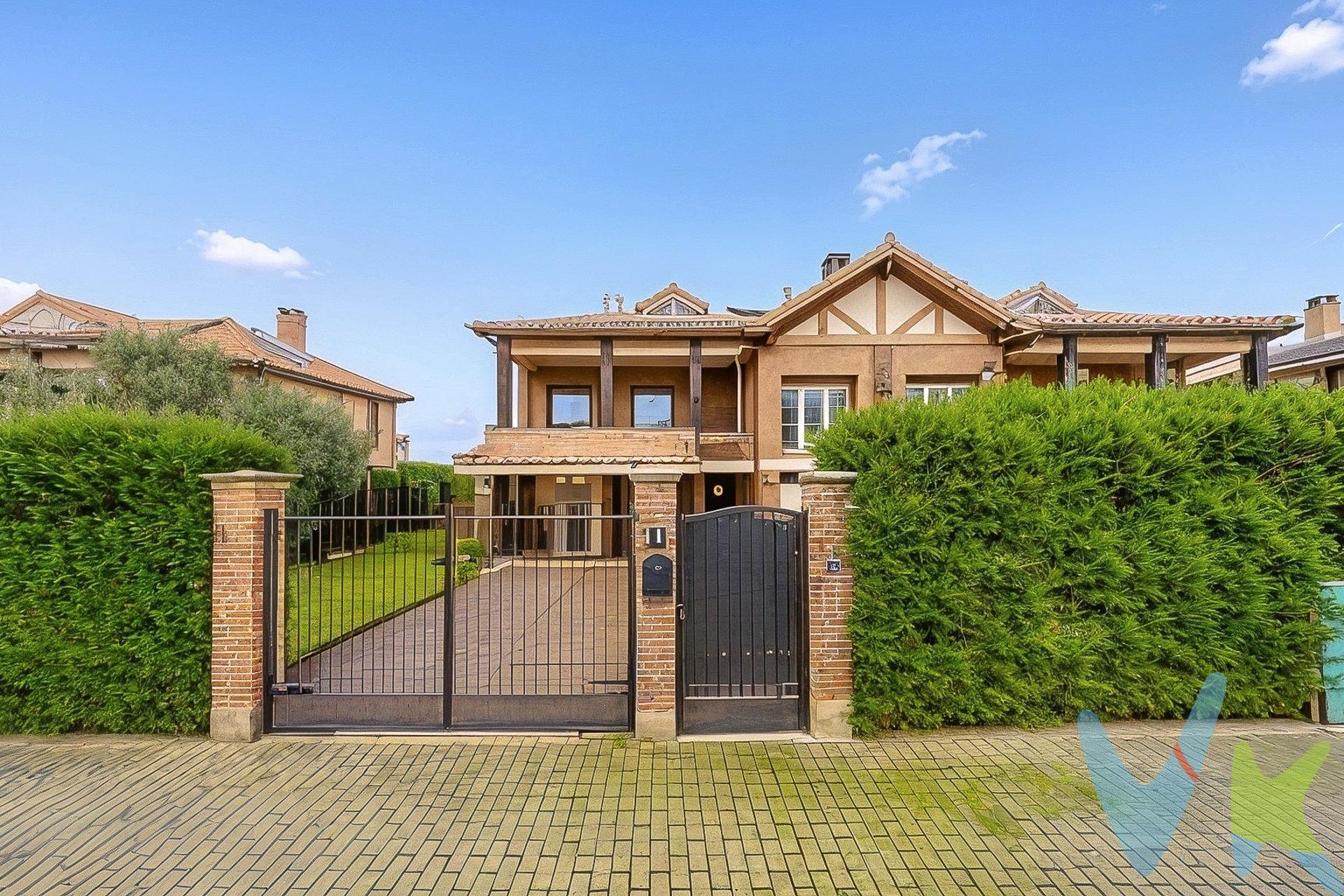 Se vende este Espectacular chalet adosado en esquina ubicado en Zariquiegui, con una superficie construida de 380 m² (362 m² útiles) y asentado sobre una parcela de 842 m². Una vivienda amplia, luminosa y perfecta para disfrutar de la tranquilidad sin renunciar a la cercanía de la ciudad. - Distribución:. Planta baja:. Amplio garaje de 32 m². Cocina independiente de 11 m² con despensa de 3,25 m². Gran salón con chimenea de 36 m². Comedor independiente de 11,60 m². Dormitorio de 11,60 m². Aseo de cortesía. Terraza acristalada ideal para disfrutar durante todo el año. Primera planta:. Dormitorio principal de 16,50 m² con baño en suite (con bañera), vestidor de casi 6 m² y acceso a terraza de 10 m². Dos dormitorios adicionales de 12,10 m² y 11,80 m². Baño completo con bañera. Amplio despacho de 23,50 m², ideal para teletrabajo o zona de estudio. Ático:. Espacio diáfano de 115 m², completamente acondicionado, con ventanas Velux. Perfecto como zona de juegos, gimnasio, estudio o sala polivalente. - Características adicionales:. Calefacción y agua caliente mediante caldera individual de gas ciudad. Amplio jardín privado, ideal para disfrutar con familia y amigos. Vivienda en excelente estado, lista para entrar a vivir. Una oportunidad única para quienes buscan amplitud, privacidad y calidad de vida en un entorno natural, con todos los servicios de Pamplona a tan solo unos minutos. ¿Quieres realizar una visita? ¡Llámanos y te lo enseñamos encantados!. (Los datos proporcionados son meramente informativos y no tienen valor contractual. El precio de venta indicado no incluye impuestos ni gastos de transmisión). 