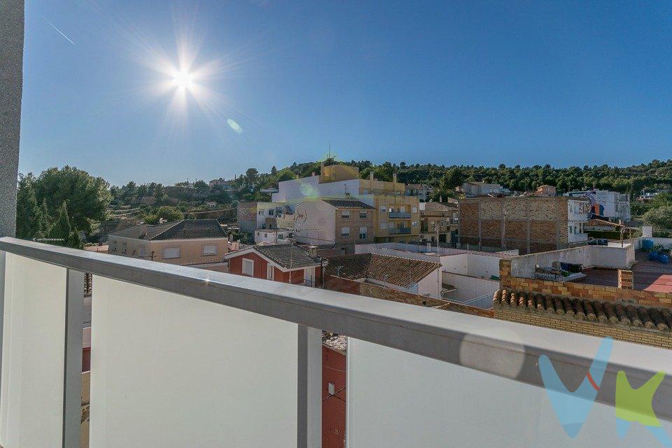 Ref. 03973 - Piso muy luminoso con plaza de garaje en Chiva, zona de Vista Alegre, cerca de la estación), vivienda de 84m² construidos, dispone de 3 habitaciones, un baño, un aseo, salón comedor con aire acondicionado y balcón, cocina americana. Una plaza de parking incluida en precio.  Suelos de gres, ventanas de aluminio lacado, con doble cristal y mosquiteras,, aire acondicionado en salón comedor, calentador de gas natural. Tercera planta con ascensor.  .  La vivienda es VPO.  Por expreso deseo del propietario, este inmueble se comercializa en exclusiva por nuestra empresa, para poder atender a los interesados con los mas altos estándares de calidad y profesional rogamos no molestar a la propiedad , tratar de contactar, o averiguar información de la misma, ya que no desea el trato directo. Si desea visitar el inmueble, contacte con nosotros.  .  Información al consumidor:.  La compra del inmueble por parte del interesado tiene un coste de honorarios a favor de la empresa por importe 3.630€ (IVA incluido) por los servicios que se detallan a continuación:.  Supervisión de la documentación del inmueble y verificación de su estado registral y catastral, ofreciendo seguridad en la compra al cliente.  Negociación con el vendedor.  Redacción de contratos.  supervisión y seguimiento de la operación hasta su firma y acompañamiento a la notaria.  Presentación a las entidades financieras por la empresa del cliente para la obtención de la financiación si el cliente lo necesita.  Acompañamiento al tasador de la entidad seleccionada por el cliente para tasar la vivienda.  Visita o visitas necesarias para ver de nuevo el inmueble, tomar medidas o cualquier cuestión que se necesite aclarar incluyendo desplazamiento y atención personalizada de un agente asignado al cliente.  Cambio de suministro eléctrico si existe.  Asesoramiento del cambio del suministro de agua.  Cambio de suministro de gas si existe.  .  .  https://www.lliriahome.com/  .  #exclusiva=venta=compromiso #inmobiliarialiria, #lliriahomeinmobiliaria, #firmanotaria,#clientescontentoslliriahome #exclusiva=venta=compromiso #inmobiliarialiria, #lliriahomeinmobiliaria, #firmanotaria,#clientescontentoslliriahomeclientes #exclusiva=venta=compromiso #inmobiliarialiria, #lliriahomeinmobiliaria, #firmanotaria,#clientescontentoslliriahome  .  Lliria Home Inmobiliaria,chalet en Lliria, inmobiliaria en Lliria,Lliria, Camp de Turia.comprar casa en Lliria. Chalet Lliria, maison Lliria ,villa lliria,