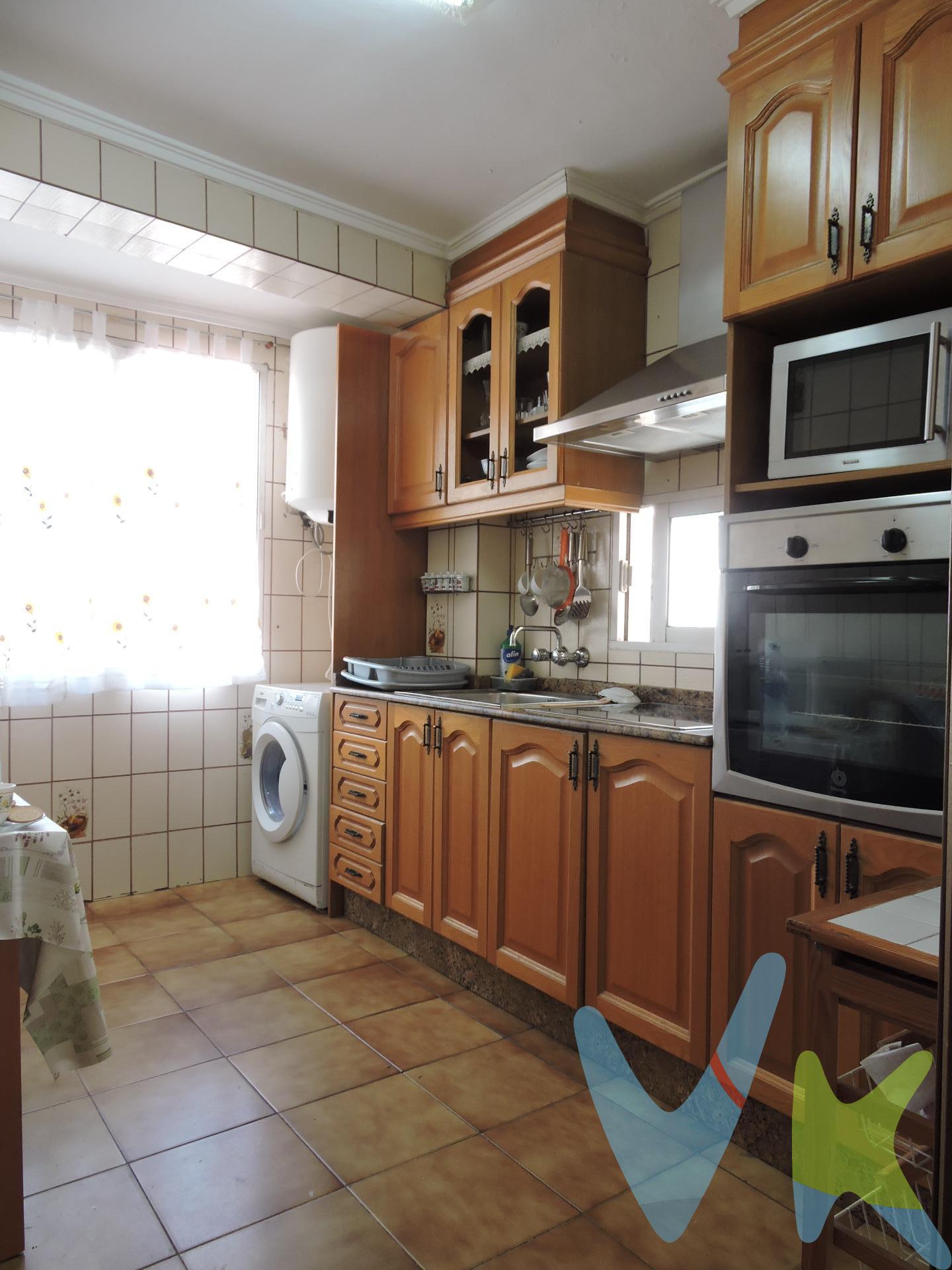 ¿ Placer o negocios ?. Con esta vivienda tienes dos opciones:. " QUE SEA TU FUTURO HOGAR ". Ubicada muy cerca del Nuevo Estadio de Mestalla esta propiedad esta en una tercera planta, tiene ventilación cruzada y vistas despejadas en sus estancias, lo que le permite ser bastante luminosa y fresquita. . En la zona donde se encuentra, tienes todo lo necesario para hacer tu día a día más cómodo, Supermercados, Colegios, Farmacias, has la parada del tranvía que esta en la misma calle. " QUE SEA UNA INVERSIÓN DE NEGOCIO " . Actualmente esta distribuida con 4 estancias, decidas a habitaciones y 2 baños, además las habitaciones cuentan con cierre de seguridad, lo que te permite poderla alquilar por habitaciones y obtener una importante rentabilidad a tu inversión. . Sea por placer o por negocios, si estas interesad@ contacta con nosotros y te la mostraremos. . ¿ Necesitas Financiación ?.  . Nuestro departamento financiero puede gestionar tu préstamo " Hasta un 100% + Gastos ". ¡ Consúltanos !.  . *Nota: En el precio de venta no están incluidos los muebles y enseres de las fotografías, ni el impuesto del ITP del 10%, los gastos de Notaría que ascienden de forma orientativa a 1.000 €, los honorarios de agencia que son el 3% más iva aplicado al precio de venta y los gastos de financiación, si la hubiese. Este anuncio no es vinculante, puede contener errores, se muestra a titulo informativo y no contractual.Número de Registro de Agentes de Intermediación Inmobiliaria de la Comunidad Valenciana: RAICV-0386.