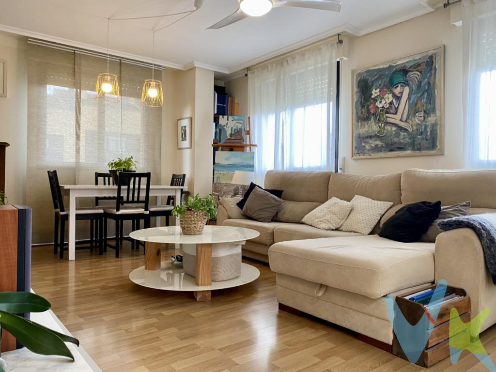 ¡EXCLUSIVO ÁTICO CON TERRAZA DE ENSUEÑO EN VALDEGASTEA!Descubre este encantador ático en la solicitada zona de Valdegastea, Logroño, que lo tiene todo para disfrutar de la vida al máximo.Imagina relajarte en su espectacular terraza privada de 30 m² con vistas despejadas, un espacio perfecto para tus momentos de ocio, cenas al aire libre o simplemente disfrutar del sol.En su interior, encontrarás:Dos dormitorios: Uno de ellos, un dormitorio principal con baño completo en suite para tu mayor comodidad. El segundo dormitorio, ideal para invitados o como espacio adicional.Cocina funcional con balcón, actualmente utilizado como zona de tendal, ofreciendo una práctica solución.Un salón comedor muy amplio y luminoso con acceso directo a la gran terraza, creando un ambiente fluido y perfecto para el día a día y las reuniones sociales.Este inmueble se encuentra en excelente estado de conservación y cuenta con gran cantidad de luz natural en todas sus estancias. Además, dispone de armarios empotrados en el pasillo y en el dormitorio principal, optimizando el espacio de almacenamiento.Para tu comodidad, el precio incluye plaza de garaje y trastero.¡No dejes pasar esta oportunidad única de vivir en un ático con una terraza espectacular en una de las mejores zonas de Logroño!¡Llámanos hoy mismo para concertar una visita!