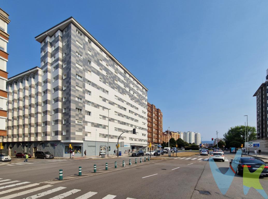 Descubre la oportunidad de adquirir un acogedor piso ubicado en la codiciada zona de Laviada, en Gijón en  concreto en Carretera Vizcaina. Este inmueble se presenta como una opción inmejorable para aquellos que valoran una combinación perfecta entre confort, ubicación y calidad de vida. Esta ubicación estratégica te permitirá gozar de todas las ventajas que ofrece Gijón, sumado a la tranquilidad y encanto del barrio de Laviada.Dentro del piso, descubrirás tres espaciosas habitaciones ,Salón-Comedor, Cocina y 1 Baño , además de 1 despensa que se puede convertir en segundo Baño, IDEAL para adaptarse a tus necesidades personales o familiares. La cercanía a importantes conexiones de transporte hará que tu día a día sea mucho más conveniente, Tendrás acceso fácil y rápido a la estación de tren, lo cual es perfecto para aquellos que necesitan desplazarse por trabajo o placer. Adicionalmente, la proximidad a diversas paradas de autobús te permitirá moverte cómodamente por Gijón sin preocuparte por el tráfico o el estacionamiento.El entorno de Laviada destaca por su  amplia variedad de servicios a tu disposición, desde supermercados y farmacias hasta restaurantes y áreas de ocio, todo aquello que necesites se encuentra a escasos minutos de tu puerta. Adquirir esta propiedad  va acompañado de la certeza de estar adquiriendo un espacio que, además de ofrecer comodidad, también representa una excelente inversión a largo plazo. Su localización privilegiada y las comodidades del área han contribuido a establecer este rincón de Gijón como uno de los lugares más valorados del mercado inmobiliario local.La posibilidad de personalizar este espacio según tus gustos y necesidades está a un paso de hacerse realidad.Imagina disfrutar de la vida en un entorno que se adapta a ti, con todas las comodidades modernas que buscas en tu futuro hogar.No pierdas la oportunidad de conocer personalmente este increíble pisoNo dudes en coordinar una visita para sentir de primera mano las posibilidades que este piso ofrece. Estamos aquí para asistirte y resolver cualquier duda que puedas tener, asegurando así una experiencia de compra transparente y satisfactoria.Confía en Profesionales acreditados. Disponemos de las certificaciones CRS y Realtor y todos nuestros agentes tienen la titulación AIR (Agentes inmobiliarios Registrados). Tenemos más de 30 años de experiencia en el sector. Todas las cantidades recogidas como depósito están garantizadas mediante seguro de caución.Consulta nuestras reseñas en Google y descubre por qué tantos clientes confían en nosotros.El precio NO incluye: Impuestos, gastos de Notaría, registro y honorarios de los servicios contratados por los compradores a la Agencia Inmobiliaria. 