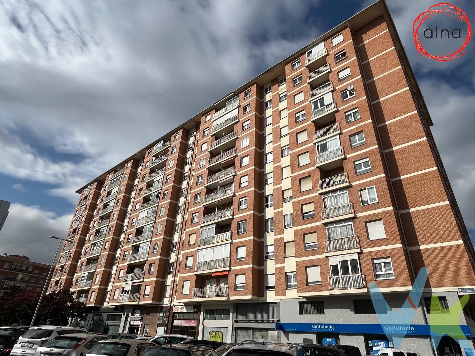 Vivienda muy luminosa gracias a su orientación Sur y altura, tercera planta. Ubicada en la calle Pedro Bidagor, a la entrada de Barañain. Muy próxima al Complejo Hospitalario, a la facultad de Ciencias de la UPNA y al conservatorio de Música. Muy cerca también del polígono industrial de Landaben. Bien comunicada por transporte público y con todos los servicios (colegidos, centros de Salud, comercios..). Portal sin barreras arquitectónicas. Caldera central cambiada recientemente e instalados los contadores individuales para la calefacción. Sin derramas pendientes. La vivienda tiene muy buena distribución. Zona de día con amplio salón comedor con acceso a alegre balcón. De origen tenía 3 dormitorios, pero ampliaron la zona de día, dejando una vivienda de dos dormitorios, ambos con armario empotrado y un cuarto de baño con plato de ducha. . Por la demanda de la zona, es deal tanto para inversores, cómo para vivienda habitual. (Las superficies expresadas en esta página tienen carácter descriptivo y son aproximadas. Datos meramente informativos, sin valor contractual. El PVP indicado no incluye impuestos, gastos de transmisión).