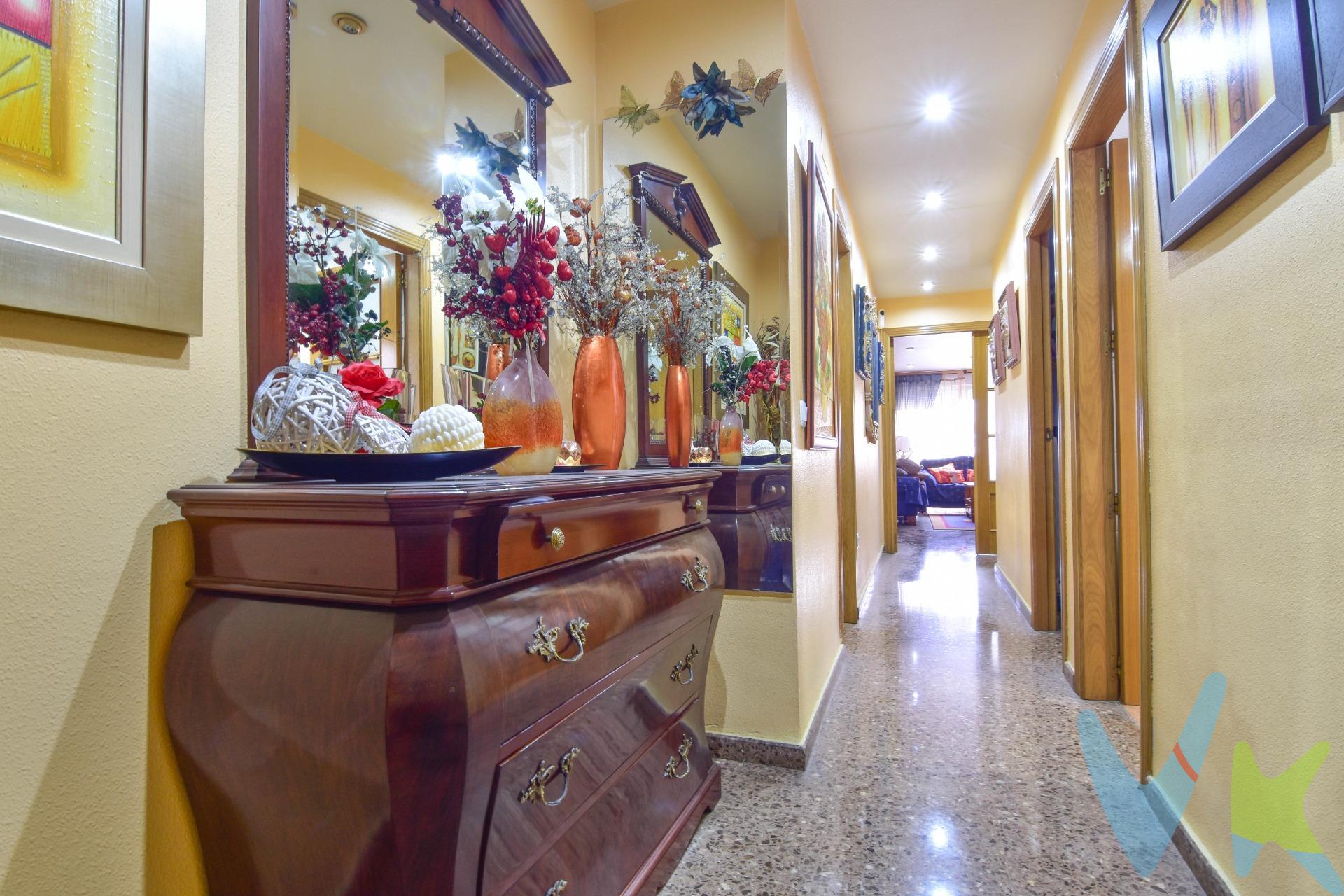 Hay pisos que simplemente se visitan… y otros que se sienten como hogar desde el primer momento. Este es uno de ellos. Ubicado en Benetússer, en una finca seminueva del año 2002, este piso está pensado para quienes buscan comodidad, luz y tranquilidad sin renunciar a todos los servicios del día a día. La vivienda cuenta con tres habitaciones, ideales para una familia, para crear tu despacho en casa o esa habitación de invitados que siempre viene bien. Dispone de dos baños completos, prácticos y funcionales, que aportan comodidad a la rutina diaria. La cocina, con acceso a galería, es perfecta para el día a día, y el salón se convierte en ese espacio donde compartir momentos, desconectar y disfrutar del hogar. La habitación principal guarda un pequeño tesoro: un balcón íntimo, perfecto para empezar el día con aire fresco, leer un rato o simplemente dejar entrar la luz natural que llena la vivienda de calidez. Además, la vivienda incluye plaza de garaje, un valor añadido imprescindible para la comodidad actual. Un piso acogedor, bien distribuido y listo para convertirse en tu próximo hogar. Porque no se trata solo de comprar una vivienda, sino de encontrar el lugar donde vivir tus mejores momentos. 📍 Benetússer. 🚗 Plaza de garaje incluida. 🏡 Finca seminueva (2002). Nota: Agencia Registrada con el Nº 1395 en el Registro Obligatorio de Agentes Inmobiliarios de la Comunitat Valenciana, consultable en la web de la Generalitat Valenciana. La oferta está sujeta a cambios de precio o retirada del mercado sin previo aviso. La información contenida en el presente anuncio se facilita a título meramente informativo y no contractual, los datos, descripciones, superficies, imágenes y cualquier otro contenido del mismo pueden estar sujetos a errores u omisiones al ser facilitados por terceros. El precio de venta publicado no incluye los honorarios de intermediación inmobiliaria, ni los impuestos legalmente aplicables (IVA o ITP), ni los gastos derivados de la compraventa, tales como notaría, registro y gestoría, ni aquellos derivados de la financiación, en caso de existir. Por mandato expreso del propietario, este inmueble se comercializa en régimen de exclusiva, garantizando al interesado un acceso completo a la información y una gestión profesional, transparente y sin interferencias de terceros. Se ruega no molestar al propietario, a los ocupantes del inmueble ni a los vecinos. Agentes inmobiliarios con cliente interesado pueden contactar con la agencia para colaborar. Nuestro departamento financiero puede conseguir tu financiación. ¡Consúltanos!