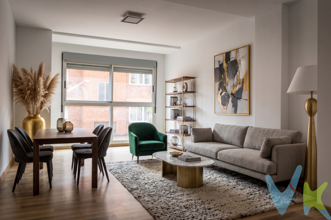 Piso de 3 Habitaciones con Terraza, Garaje y Trastero en Torrent Descripción General del InmuebleSe presenta para la venta una vivienda tipo piso ubicada en la localidad de Torrent. La propiedad cuenta con una superficie construida de 132 m².El inmueble está situado en la primera planta de un edificio residencial. La fecha de construcción del edificio es del año 2017, por lo que sus estándares de construcción son contemporáneos. Distribución y CalidadesLa distribución interior de la vivienda consta de tres dormitorios, y dos baños. La propiedad se complementa con una gran terraza a la que se accede desde la cocina. Cuenta con salón y cocina independientes.El suelo es de tarima y las puertas lacadas en blanco. Equipamiento y Zonas ComunesEl edificio está equipado con ascensor, garantizando el acceso a la primera planta.El precio de venta incluye anexos vinculados a la propiedad:Una plaza de garaje, destinada al estacionamiento de vehículos.Un trastero, destinado a almacenamiento adicional. Ubicación y ServiciosLa finca se encuentra en una zona de Torrent que dispone de conexiones de transporte público. La proximidad incluye acceso a estaciones de metro y paradas de autobús. Estas conexiones facilitan el transporte al centro de Torrent y a Valencia capital.El entorno inmediato de la propiedad cuenta con servicios básicos, tales como comercios, centros educativos y centros de salud. Solicitud de VisitaPara recibir información técnica adicional, como planos o la memoria de calidades, o para coordinar una visita a la propiedad, contacte con nuestra oficina.