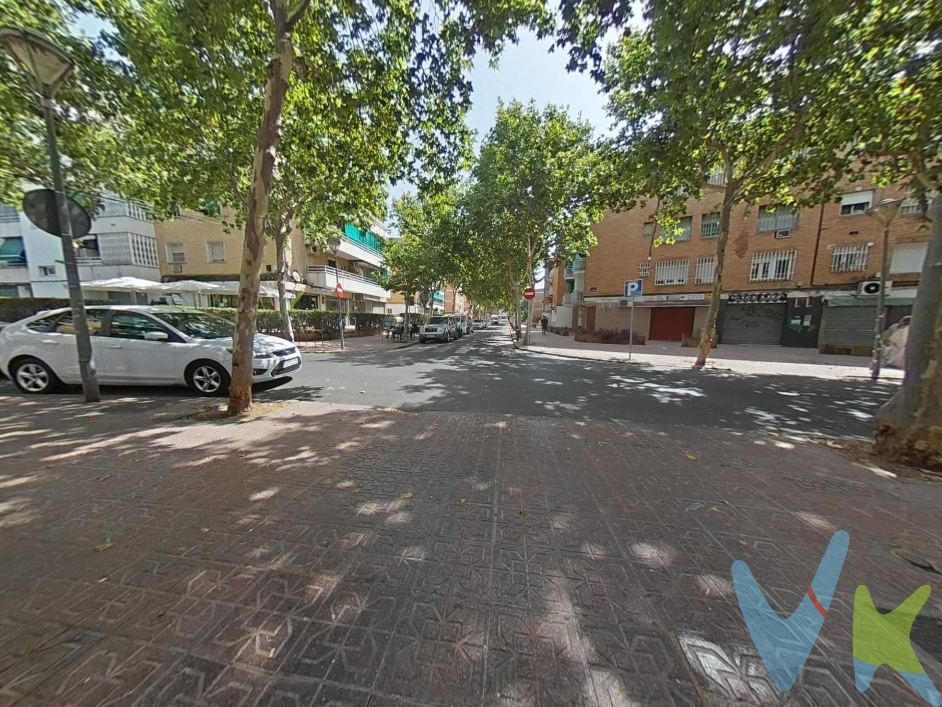 🏡 ¡Tu próximo hogar te está esperando! 🌳✨. Si buscas comodidad, amplitud y una ubicación excepcional, este piso tiene todo lo que necesitas. Situado en una zona privilegiada, rodeada de arboleda y con todos los servicios a tu alcance, disfrutarás de un entorno agradable y tranquilo sin renunciar a la comodidad de contar con una amplia zona comercial muy cerca. La vivienda se encuentra en una 4.ª planta con ascensor y dispone de 3 dormitorios, un acogedor salón, cocina independiente, 1 baño y una amplia terraza, perfecta para disfrutar del aire libre, relajarte o compartir momentos con familiares y amigos. Esta vivienda te proporciona los espacios necesarios con la posibilidad de personalizar y crear tu hogar a tu gusto. Además, para que no te falte espacio, el inmueble incluye plaza de garaje y trastero, aportando un extra de comodidad y almacenamiento. ✨ Características destacadas:. 🛏️ 3 dormitorios. 🛋️ Salón luminoso. 🍽️ Cocina independiente. 🚿 1 baño. ☀️ Amplia terraza. 🛗 4.ª planta con ascensor. 🚗 Plaza de garaje incluida. 📦 Trastero. 🌳 Entorno rodeado de zonas verdes. 🛍️ Próximo a comercios y servicios. Una excelente oportunidad para vivir en una zona con encanto, bien comunicada y con todo lo necesario para disfrutar de una gran calidad de vida. 📞 Ven a visitarlo., hay inmuebles que se explican con palabras y otros que solo se entienden cuando los descubres en persona. Cláusula de Transparencia y Desglose de Gastos (Ley 10/2025).  PRECIO DE VENTA + GASTOS.  En cumplimiento de las obligaciones de información previstas en la Ley 10/2025, de 28 de diciembre, de servicios de atención a la clientela y transparencia, así como en la normativa sectorial vigente, se hace constar que el precio indicado no incluye los gastos e impuestos inherentes a la adquisición, los cuales se desglosan a continuación:.  * Honorarios Agencia del comprador: 2,5 % del precio final de venta más el 21% de IVA (con un mínimo de 3.600 € más el 21% de IVA).  * Impuesto sobre Transmisiones Patrimoniales (ITP): Se aplicará el tipo impositivo vigente en la Comunidad Autónoma de Andalucía (generalmente el 7%, sin perjuicio de tipos reducidos del 3,5%, 1,2% o 1% aplicables según las circunstancias personales del comprador o las características del inmueble). El impuesto se devenga sobre el Valor de Referencia de Catastro o el precio de venta, aquel que resulte superior.  * Gastos de Notaría: Los honorarios notariales se calcularán conforme al arancel oficial regulado en el Anexo I, del Real Decreto 1426/1989, de 17 de noviembre, por el que se aprueba el arancel Notarial.  * Gastos de Registro: La inscripción en el Registro de la Propiedad se facturará según el arancel oficial establecido en el ANEXO I, del Real Decreto 1427/1989, de 17 de noviembre, por el que se aprueba el arancel Notarial.  * Gastos de Gestión (Gestoría): Los honorarios por la tramitación administrativa, liquidación de impuestos e inscripción registral ascienden a [600 aprox.] € (IVA incluido). * Para cumplir con la normativa vigente tenemos a disposición del cliente la Ficha de segundas y ulteriores transmisiones de inmuebles. El precio anunciado no tiene caducidad, pero puede sufrir alteraciones sin previo aviso.  Para una información exhaustiva sobre el funcionamiento, tipos impositivos y bonificaciones del ITP en Andalucía, puede visitar la página: https://www.juntadeandalucia.es/organismos/economiahaciendayfondoseuropeos/areas/tributos-juego/tributos/paginas/impuestos-cedidos-transmisiones.html. 