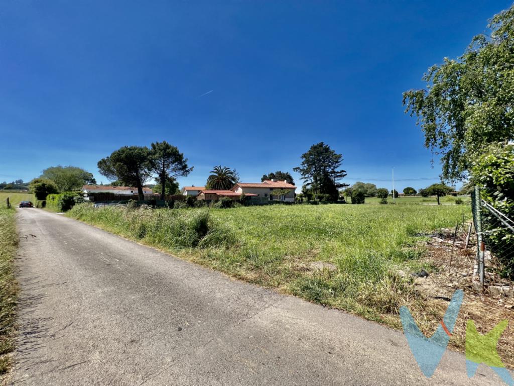 En el pueblo de Galizano!, ayuntamiento de Ribamontán Al Mar, a escasos 1500 m de las playas de Galizano, y 5 min de las playas de Somo y Loredo, disponemos de una espectacular finca urbana de 1885 m2. Se trata de un terreno totalmente llano, soleado y con todos los servicios a pie de finca; además, cuenta con perfecto acceso. Está lista para urbanizar y construir 3 chalets. En un entorno de viviendas unifamiliares, y cerca de todos los servicios, como colegio, autobús, parques, supermercados, tiendas etc...., Infórmese en nuestras oficinas.