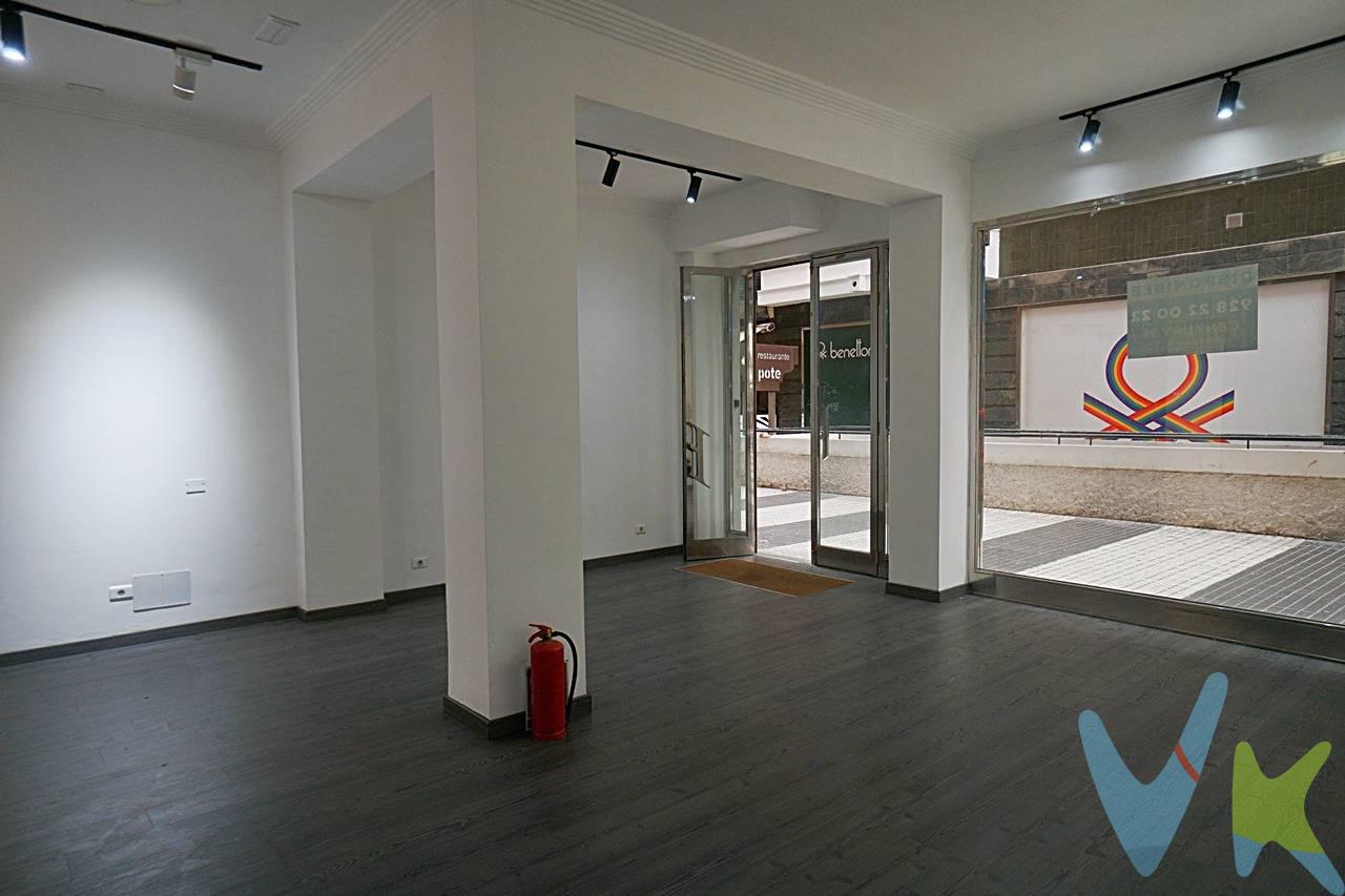 Se alquila local comercial completamente acondicionado en una de las mejores zonas comerciales de Mesa y López, en una calle tranquila y de alto tránsito. El local está listo para entrar a trabajar, con todas las instalaciones en perfecto estado. Cuenta con una iluminación en focos de alta calidad , tarima en perfecto estado, un  amplio probador, baño completo y una plaza de aparcamiento privada en el sótano del edificio para su comodidad. Ideal para cualquier tipo de negocio que busque visibilidad y comodidad en una ubicación privilegiada.  ¡No pierdas la oportunidad de establecer tu negocio en esta excelente zona!. . 