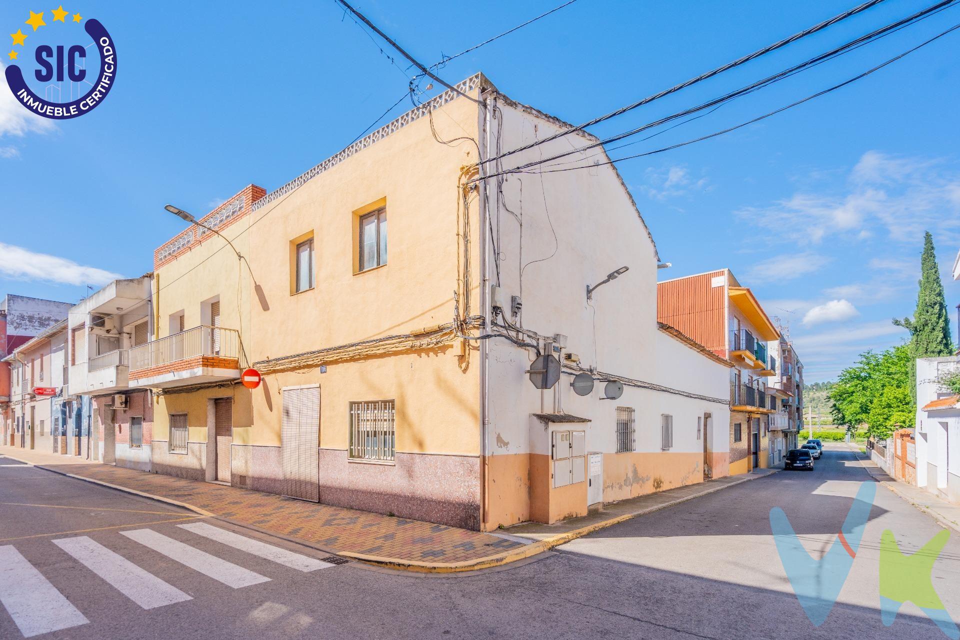 Gran oportunidad en Chella, a solo 5 minutos del espectacular lago de Anna. ¿Buscas una casa con carácter, en un entorno natural privilegiado y con todo el potencial para convertirla en el hogar de tus sueños o en una inversión turística? ¡Esta es tu oportunidad!. Chella se encuentra en plena naturaleza y a muy pocos minutos de otros puntos de interés como:. La Cueva de la Murcielaguina. Las Chorreras de Navarrés. El paraje natural del Gorgo de la Escalera. Pueblos con encanto como Bolbaite, Quesa o Bicorp. Actividades de senderismo, rutas en bici, barranquismo y mucho más. Te presentamos esta maravillosa casa esquinera en Chella, un encantador pueblo del interior de Valencia, rodeado de naturaleza, rutas senderistas, cascadas y zonas de baño naturales. A solo 5 minutos en coche del lago de Anna, uno de los enclaves más visitados de la comarca por su belleza, su ambiente familiar y sus áreas recreativas, este inmueble se sitúa en una zona muy turística y con gran demanda rural. La vivienda cuenta con dos plantas y un total de 270 m² construidos:. 135 m² en la planta baja. 135 m² en la planta superior. Además, dispone de un amplio patio descubierto y posibilidad de habilitar un garaje, lo que aporta aún más valor y funcionalidad. . Aunque la casa necesita reforma interior, los techos están completamente renovados y la estructura está en perfecto estado, lo que facilita y abarata cualquier proyecto de rehabilitación. Ideal tanto para vivienda habitual como para negocio rural, casa de huéspedes o alojamiento turístico. . Una oportunidad única para invertir en calidad de vida o rentabilidad turística. ¡Ven a descubrir todo lo que esta casa y su entorno pueden ofrecerte!. Por mandato expreso del propietario, comercializamos este inmueble en exclusiva, lo que le garantiza el acceso a toda la información, a un servicio de calidad, un trato fácil, sencillo y sin interferencias de terceros. Por este motivo, se ruega no molestar al propietario, a los ocupantes de la propiedad o a los vecinos. Muchas gracias por su comprensión.