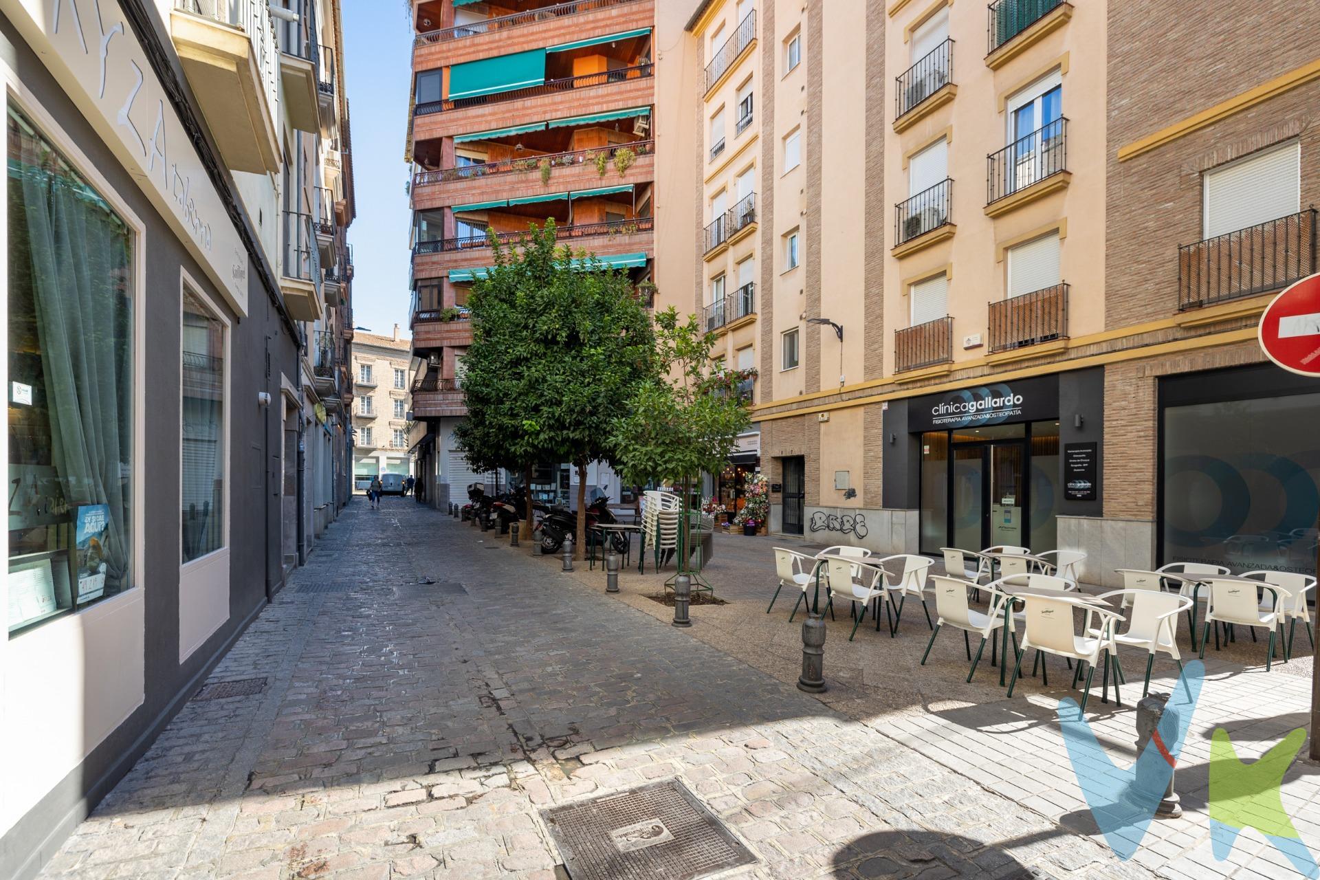 Ubicado en pleno corazón de Granada, junto a ´El Corte Inglés´, este encantador apartamento de un dormitorio es ideal para quienes buscan comodidad y estilo. Al entrar, te recibe un agradable salón con dos grandes ventanales que permiten aprovechar al máximo la luz natural, creando un ambiente acogedor y agradable. La cocina americana, moderna y funcional, se integra perfectamente en el espacio. El dormitorio, independiente y espacioso, cuenta también con dos amplios ventanales y un gran armario empotrado, ofreciendo tanto confort como almacenamiento. . El baño, elegantemente diseñado, dispone de una práctica ducha, perfecta para relajarte después de un largo día. Este piso ha sido reformado con atención al detalle, y cuenta con instalación de aire acondicionado frío-calor por conducto (solo a falta de la máquina) y calefacción por gas natural, garantizando un ambiente agradable durante todo el año. ¡No pierdas la oportunidad de vivir en este maravilloso apartamento en una de las mejores ubicaciones de Granada!. La vivienda se vende completamente amueblada. Ref. N298. * El PVP indicado no incluye impuestos, gastos de Escritura ni honorarios de agencia. * Las superficies expresadas en esta página tienen carácter descriptivo y son aproximadas. * Los precios pueden ser susceptibles de modificación sin previo aviso. * Muebles incluidos en el precio. 