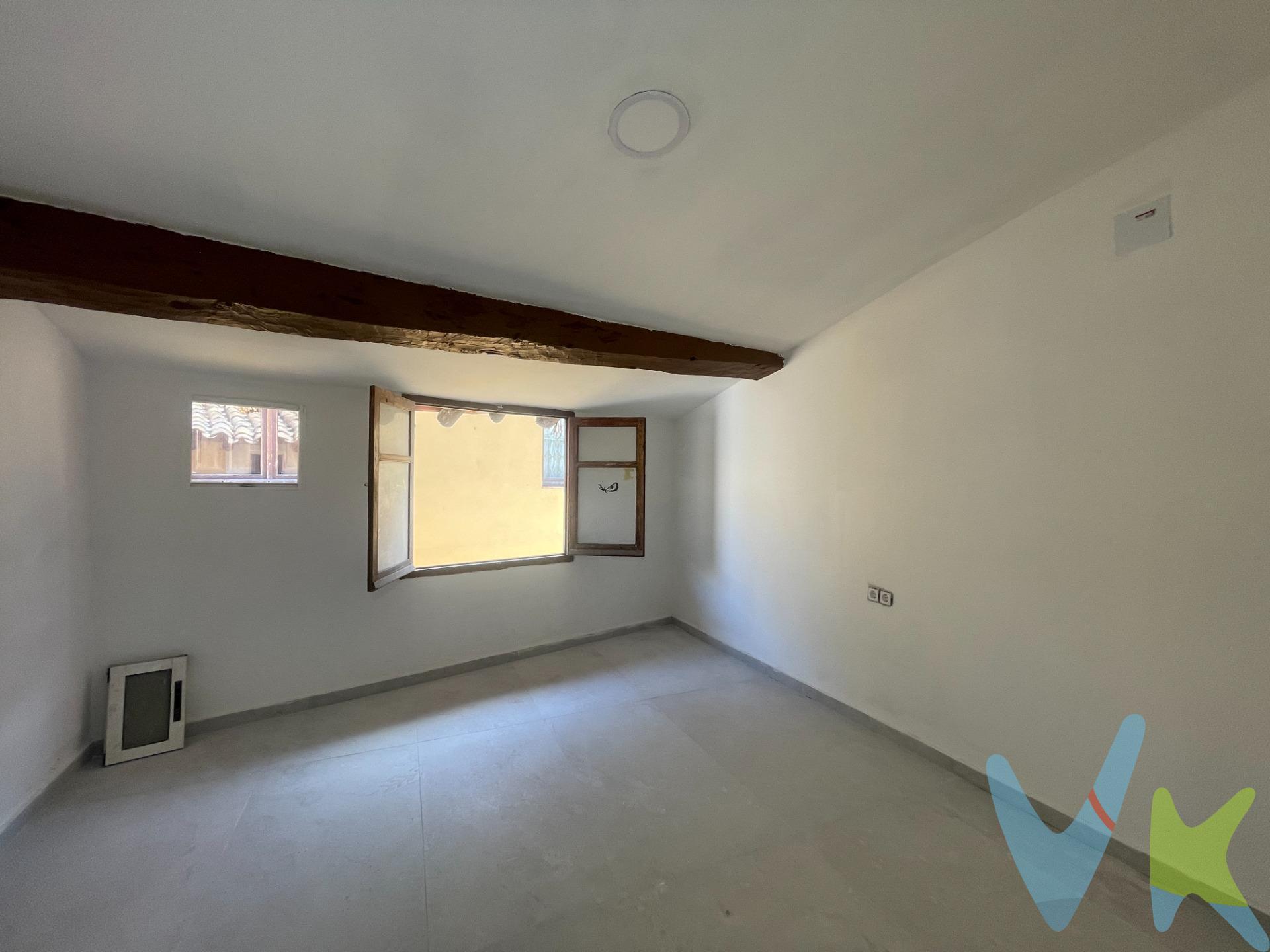 ¿Alguna vez has soñado con despertar donde el tiempo se detiene y cada piedra cuenta una historia?. Te presentamos esta joya de pueblo totalmente reformada en la Calle Somera, el epicentro del exclusivo casco antiguo de La Villa de Requena. Vivir aquí es respirar autenticidad, rodeado por el misticismo de la majestuosa Iglesia de San Nicolás y la nobleza del emblemático Palacio del Cid. Un rincón donde el pasado y el confort se abrazan para ofrecerte una calidad de vida incomparable. Esta preciosa casa combina la calidez de su carpintería exterior de madera y climalit con el encanto de su estructura tradicional. Distribuida de forma inteligente en 3 plantas que suman 148 metros construidos totales, la vivienda te recibe con un estado de conservación muy bueno, para entrar a vivir o rentabilizar desde el primer día. Cuenta con 3 acogedoras habitaciones dobles ideales para el descanso, agua corriente por termo eléctrico y un confort garantizado durante todo el año, gracias a sus dos amplios baños con plato de ducha, y su cocina americana, Todo ello con un coste mínimo. Una Oportunidad de Oro para Inversores Inteligentes Si buscas un activo refugio con alta rentabilidad, esta propiedad es un imán para el turismo rural y el alquiler vacacional. Ubicada en la calle más pintoresca del centro histórico, la demanda está asegurada gracias a su cercanía a los. principales monumentos y a pasos de un par de las bodegas subterráneas más visitadas de la región. Una inversión con encanto, bajo mantenimiento y un potencial de ingresos vacacionales extraordinario en una zona turística consolidada. No dejes escapar la oportunidad de poseer un pedazo del patrimonio de Requena por solo 72.000 €. ¡Contacta hoy mismo y ven a enamorarte de tu próximo proyecto!. VENTA:. PVP 72.000€. Gastos e impuestos no incluidos en el precio. La compra conlleva impuestos y gastos de formalización para el comprador. A título orientativo se informa que en segundas transmisiones el ITP con carácter general en Valencia es del 10%, pudiendo existir otros tipos impositivos atendiendo a las circunstancias personales del comprador u otras circunstancias previstas legalmente. Base imponible del impuesto el mayor valor entre el precio de compraventa, la tasación o el valor de referencia catastral. En cuanto a los gastos de notaría y registro, en su caso, suelen oscilar aprox. entre 1,5% y 2,5% (aranceles variables según precio, n.º de copias y complejidad). El comprador elige notario. Si el comprador precisase de hipoteca: tasación, condiciones y costes bancarios serán según entidad elegida por el comprador, así como los gastos de gestoría, y cualesquiera otros gastos inherentes a la formalización de la compraventa que legalmente correspondan a la parte compradora, salvo pacto expreso en contrario con el vendedor. El consumidor tiene, conforme a la normativa vigente, a su disposición información y documentación adicional relativa al inmueble y condiciones de la compraventa, que podrá ser consultada en C/Joaquín Costa 4, bajo 46005 Valencia o urbe2@remax.es. Honorarios de mediación inmobiliaria a cargo del COMPRADOR: (3.000€ del precio final de venta más IVA (21%), salvo otro pacto.); y de VENDEDOR (según acuerdo con el mismo). Se informa al consumidor que la agencia actúa como intermediaria inmobiliaria en la operación, estando cualquier eventual compraventa y sus condiciones sujeta a la aceptación expresa del propietario-vendedor y a la posterior formalización del correspondiente contrato.