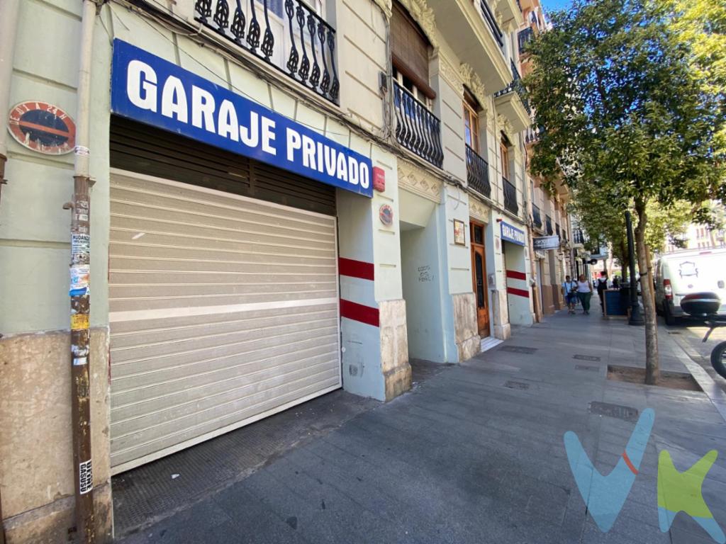  Descubre la oportunidad perfecta de inversión en el corazón de Valencia. Este garaje, ubicado en  L\'Eixample - Russafa, se presenta como una opción inmejorable para aquellos que buscan comodidad y seguridad en su día a día. Con 9.9 metros construidos, este espacio no solo ofrece una solución práctica para el estacionamiento de un vehículo, sino que también representa un punto estratégico en una de las áreas más vibrantes de la ciudad. Situado en un edificio construido en 1995, la infraestructura está en óptimas condiciones, garantizando una experiencia de uso satisfactoria y libre de inconvenientes. Esta edificación es sinónimo de calidad y cuidado, así como de una ubicación privilegiada que caracteriza a una de las zonas más dinámicas de Valencia.Imagínate la tranquilidad de contar con un espacio seguro y accesible donde poder aparcar tu vehículo. Con este garaje, podrás olvidarte del estrés de buscar aparcamiento, especialmente en horas punta. Es lugar ideal tanto para residentes que necesitan un espacio propio como para aquellos que quieren alquilarlo y obtener un ingreso adicional. Además, el garaje se ofrece con fácil acceso, permitiendo maniobras sin complicaciones y un aparcamiento cómodo, lo que es esencial en un entorno urbano como el de Valencia. No tendrás que preocuparte por las limitaciones de espacio, ya que cada rincón ha sido pensado para optimizar su uso. Este espacio se convierte en una solución real para quienes buscan una alternativa a las dificultades del tráfico y las complicaciones de estacionamiento en la calle.Sin lugar a dudas, este garaje es una opción inteligente para mantener tu vehículo en un lugar seguro. La construcción sólida y el diseño funcional resguardan tu inversión. Cada visita al garaje se transforma en una experiencia favorable gracias a la accesibilidad y la cercanía a los puntos más importantes de la ciudad.No dejes pasar esta oportunidad de adquirir un garaje en una de las mejores zonas de Valencia. La combinación de ubicación, accesibilidad y la posibilidad de rentabilidad transforma esta oferta en una inversión que vale la pena considerar. Nos complace invitarte a que lo visites y descubras por ti mismo todas las ventajas que este garaje tiene para ofrecerte. Te esperamos para mostrarte este espacio que podría ser tuyo.Agencia Registrada con el Nº 89 en el Registro Obligatorio de Agentes Inmobiliarios de la Comunitat Valenciana. Puede consultar en la web de la GVA:https://habitatge.gva.es/es/registres-en-materia-habitatgeLa oferta está sujeta a cambios de precio o retirada del mercado sin previo aviso. Este anuncio en su conjunto, incluyendo textos, fotos, imágenes o cualquier otro contenido de este, no es vinculante dado que la información es ofrecida por terceros y puede contener errores. Se muestra a título informativo y no contractual.Gastos de la compraventa a cargo de la parte compradora no incluidos en el precio del inmueble a tener en cuenta:.- ITP con carácter general en Valencia es del 9% pudiendo corresponderle otro tipo impositivo atendiendo a sus circunstancias personales (por edad, renta o situación familiar primera vivienda habitual, etc ) previstas legalmente.*Base imponible del impuesto el mayor valor entre el precio de compraventa, la tasación o el valor de referencia catastral..- Gastos de notaría y registro, en su caso, suelen oscilar aprox; entre 1,5% y 2,5% (aranceles variables según valor de compraventa, n.º de copias, etc )..- Si tramita la inscripción una gestoría, deberá abonar sus honorarios más iva ( en este caso suele oscilar entre los 250 y los 400 + iva). Por mandato expreso del propietario, comercializamos este inmueble en exclusiva, lo que le garantiza el acceso a toda la información, a un servicio de calidad, un trato fácil, sencillo y sin interferencias de terceros. Por este motivo, se ruega no molestar al propietario, a los ocupantes de la propiedad o a los vecinos. Muchas gracias por su comprensión. Si usted es agente inmobiliario y tiene un cliente para este inmueble, llámenos: estaremos encantados de colaborar.Se informa al consumidor que la agencia actúa como intermediaria inmobiliaria en la operación, estando cualquier eventual compraventa y sus condiciones sujeta a la aceptación expresa del propietario-vendedor y a la posterior formalización del correspondiente contrato.     