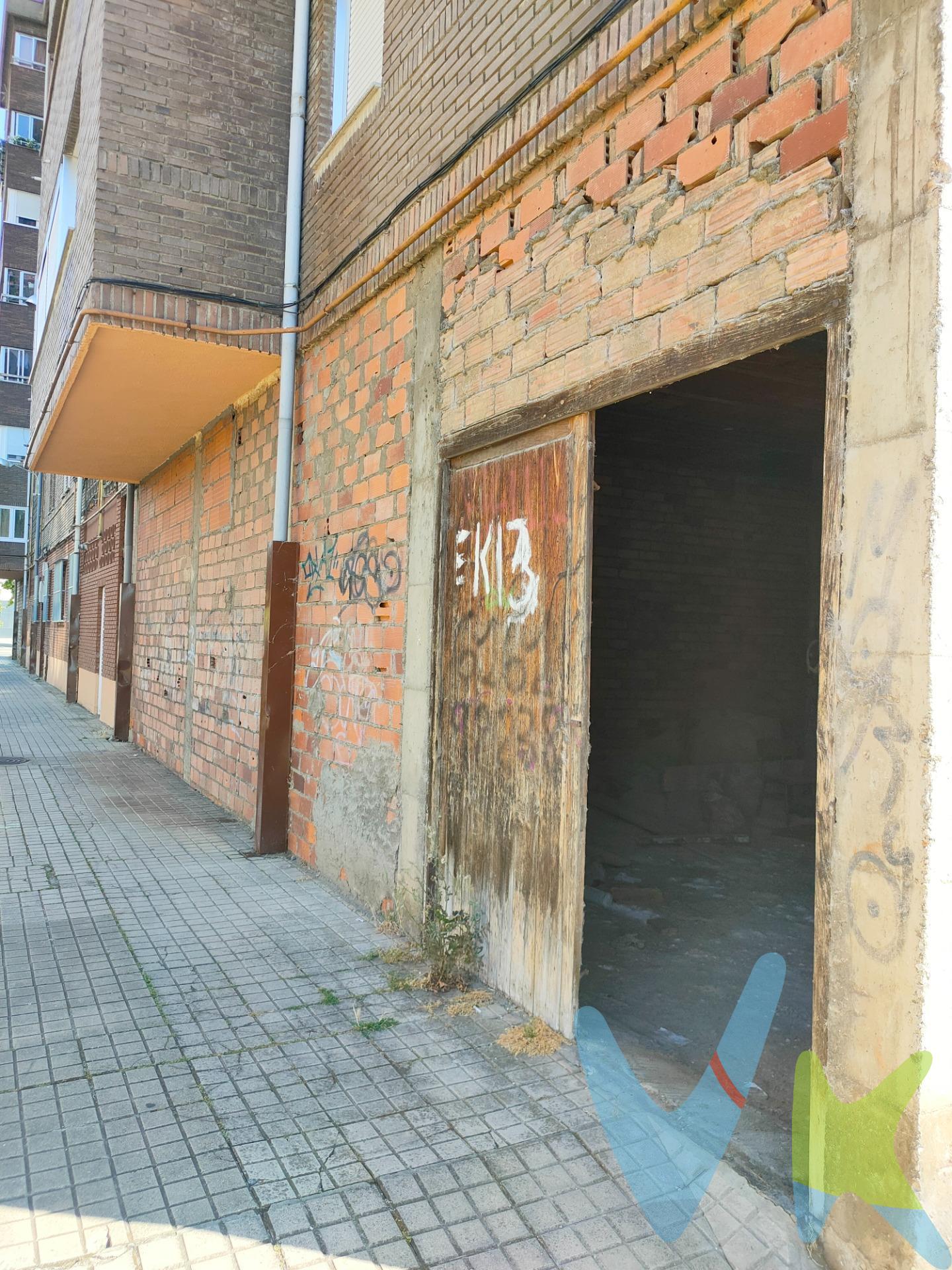 ¡Oportunidad única en el corazón de Ponferrada! 🏙️ Este local comercial, con una superficie construida de 58 m²,  está situado en la zona más céntrica de la ciudad. Ideal para emprendedores que buscan establecer su negocio en un área con gran afluencia peatonal 🚶‍♂️🚶‍♀️. El estado del inmueble es 'de origen', lo que ofrece múltiples posibilidades para adaptarlo a tus necesidades y darle tu toque personal 🎨. Con un precio muy competitivo de solo 22.000 € 💰, este espacio representa una excelente inversión tanto para quienes desean iniciar su propio proyecto como aquellos interesados en arrendarlo posteriormente. . La ubicación privilegiada garantiza visibilidad y acceso fácil desde cualquier punto 🔑. ¡No pierdas esta oportunidad! Contáctanos hoy mismo para más información o concertar una visita 📞. Gastos de compraventa a cargo del comprador, no incluidos en el precio, (Notaria, Registro, Gestoría e Impuestos) excepto la Plusvalía municipal que es a cargo del vendedor. Por mandato expreso del propietario, comercializamos este inmueble en exclusiva, lo que garantiza el acceso a toda la información, a un servicio de calidad, en un trato fácil, sencillo y sin interferencias de terceros. Por este motivo, se ruega no molestar al propietario, a los ocupantes de la propiedad o a los vecinos. Muchas gracias por su comprensión. 