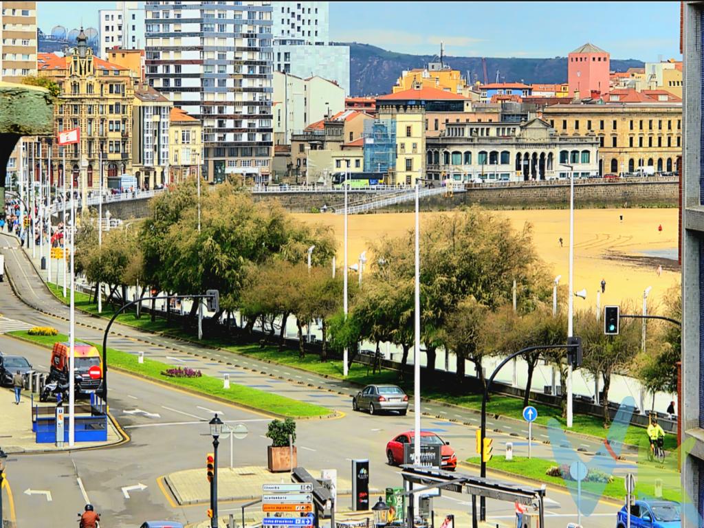 Si valoras vivir junto al mar, y que desde casa puedas ver un trozo de la playa, para saber si hay marea alta o baja, y además busques una vivienda en la que puedas entrar a disfrutar de ella sin necesidad de reformas, esta puede ser tu oportunidad. La vivienda proyecta sus vistas hacia la calle Ezcurdia desde el salón,  también la cocina, desde donde se divisa la playa, y por otra parte, las habitaciones proyectan sus vistas al patio de manzana que se forma junto con los edificios de la calle La Playa, Marques de Casa Valdés y la zona deportiva del colegio San Vicente. Las habitaciones al estar orientadas hacia el sur, y ser el patio enorme, son especialmente soleadas.La vivienda originalmente tenia dos baños. Se reformó uno de ellos con mármol zenia, con bañera, un buen mueble con cajones de almacenaje en la zona del lavabo, inodoro y bidet. Y lo que era el aseo, se reformó en despensa, zona de lavadora y termo-acumulador.La calefacción es folio radiante, lo que genera un calor muy confortable. Las ventanas son de pvc ideal en un entorno marino.Las habitaciones tienen armarios empotrados, así como otro armario en el hall y un mueble zapatero integrado en el mueble de entrada.El vecindario está compuesto de 10 vecinos, configurándose por 2 pisos nada más por planta.La vivienda no dispone de barreras arquitectónicas ni en el portal , el ascensor es amplio al tratarse de 6 plazas, lo que permite acceder cómodamente tanto para carritos de bebés o silla de ruedas, y el baño no tiene peldaños.Esperamos que esta preciosa vivienda te guste tanto como a nosotros, y que si das el paso a vivir en ella, seas tan feliz como lo ha sido su propietario hasta ahora.Llámanos, estaremos encantados de ayudarte  