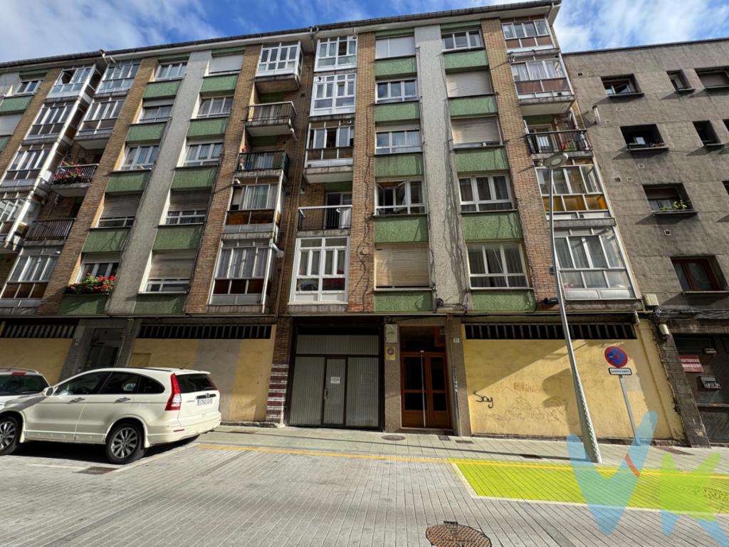  En el corazón de La Calzada, Gijón, se encuentra este encantador piso que ofrece la perfecta combinación de espacio, ubicación y comodidad. Con sus 78 metros útiles de superficie, este hogar garantiza el espacio suficiente para adaptarse a sus necesidades y estilo de vida. La propiedad cuenta con tres amplias habitaciones, diseñadas para brindar el máximo confort a sus residentes. El edificio está equipado con ascensor, proporcionando un acceso fácil y cómodo a la vivienda. Al ingresar al piso, se encontrará con un ambiente acogedor y bien iluminado, gracias a la distribución inteligente y la orientación del inmueble.El salón es un espacio versátil que se abre a un agradable balcón, perfecto para disfrutar de una taza de café por la mañana o de un poco de aire fresco al caer la tarde. Desde aquí, puede disfrutar de vistas de la vibrante vida de barrio que caracteriza a La Calzada, una de las zonas más atractivas y deseables de Gijón.Las habitaciones son generosas en espacio y versatilidad, cada una proporcionando un refugio de serenidad. La cocina, totalmente equipada, ofrece el ambiente ideal para preparar deliciosas comidas y crear inolvidables momentos con familia y amigos. Un diseño bien concebido facilita el flujo entre las áreas comunes, permitiendo un aprovechamiento óptimo de cada metro cuadrado.El acceso al transporte público es otra de sus ventajas, con paradas de autobús situadas a escasos metros del edificio, conectándolo fácilmente con otros puntos de la ciudad. Este acceso sencillo y rápido al transporte facilita enormemente la vida diaria, ya sea para desplazarse al trabajo, universidad o para disfrutar de todo lo que Gijón tiene para ofrecer.La Calzada es un barrio en auge, reconocido por su gran variedad de servicios y comodidades, desde supermercados y centros comerciales hasta colegios y parques. Todo esto se encuentra a pocos minutos a pie desde la puerta del edificio, haciendo de este lugar una opción ideal para familias, parejas jóvenes o inversores que buscan una propiedad con potencial en el mercado de Gijón.Con un total de 89 metros construidos, este piso ofrece una excelente relación calidad-precio, representando una oportunidad única para aquellos que buscan establecerse en una zona bien conectada y con encanto propio. Su localización estratégica y características hacen que sea una inversión segura y rentable.Si está buscando un lugar que combine comodidad, estilo y funcionalidad, este piso en La Calzada es sin duda la opción adecuada. La visita a esta propiedad le permitirá experimentar todo lo que este espacio tiene para ofrecer y sentir el verdadero ambiente del hogar que siempre ha soñado. No pierda esta oportunidad única de hacer de este piso su nuevo hogar. Contáctenos hoy mismo para concertar una visita. 