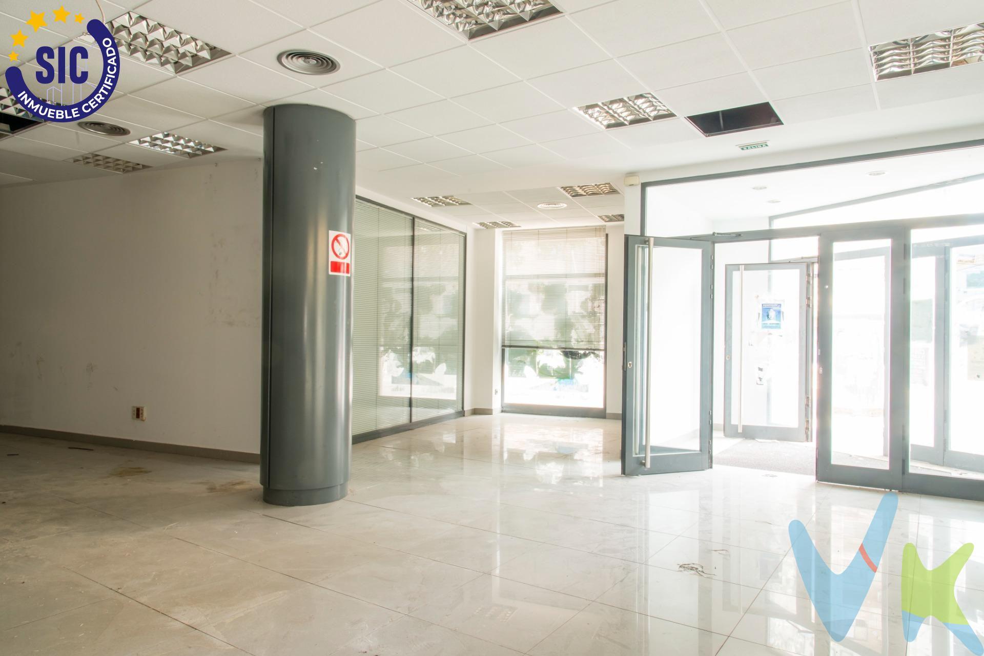 ¿Buscas un local versátil, bien ubicado y listo para arrancar tu negocio? Este amplio local comercial de 450 m² útiles es tu mejor opción. Distribuido en tres espacios independientes, cada uno con su propia entrada, se adapta perfectamente a cualquier actividad comercial. ✔ Antigua oficina bancaria totalmente equipada, con cristal de seguridad. ✔ Cafetería con acceso directo desde Paseo Morella: ideal para atraer tráfico peatonal y vehicular. ✔ Espacio diáfano con entrada por calle Zorita: perfecto para almacén, showroom o sala polivalente. Su ubicación privilegiada, gran altura interior y posibilidad de adecuación lo convierten en una inversión inteligente para empresarios exigentes. 📍 Ya sea para montar oficinas, comercio, hostelería o dividir y rentabilizar por partes, este local se adapta a ti. 💬 ¡Ven a visitarlo y descubre todo su potencial! Te encantará. Este inmueble es en exclusiva, con lo que le facilitamos cualquier información sobre la vivienda. Por este motivo, solicitamos no molesten al propietario, ocupantes de la propiedad, vecinos o conserje de la comunidad. En todos los casos los precios expuestos son más impuestos y gastos derivados de la transmisión del inmueble. . 