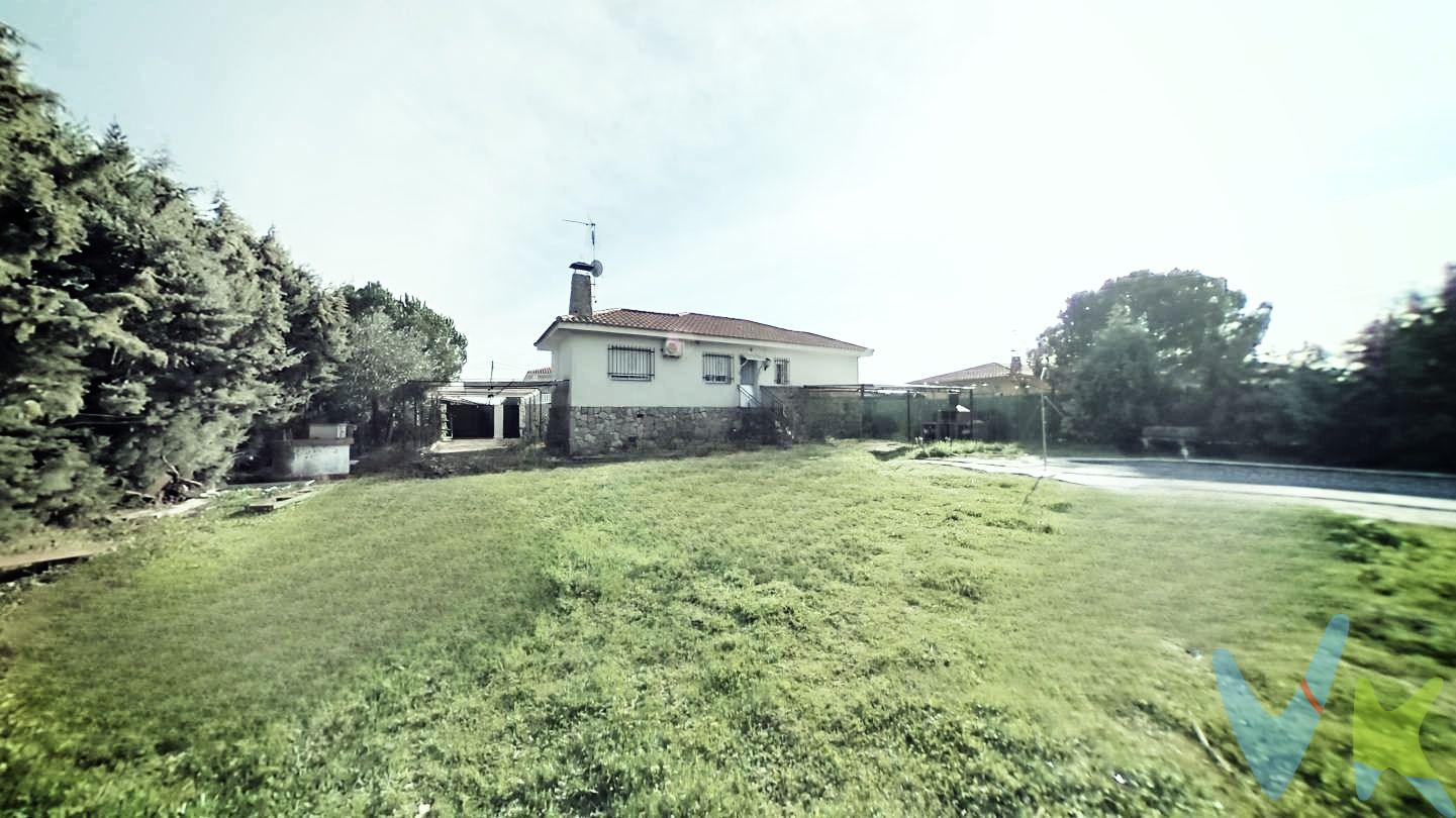 Llámanos si buscas tranquilidad y paz. Esta es la casa que estabas buscando. A 80 kilómetros de Madrid, en el Casar de Escalona.
Chalet independiente de 80m2, en parcela llana de 1005m2 con piscina y barbacoa.
La vivienda se encuentra en buen estado. Amueblada, con chimenea francesa y calefacción por bomba de calor. Tiene una piscina de 40 m2 y trastero independiente. 
Ventanas de aluminio con climalit, suelo de gres, puertas de madera de pino y paredes en gotelet. 
La vivienda es de una planta, con camara de aire debajo y se puede hacer una bodega. La fachada está en perfecto estado. 
IBI: 134€ anual
Basuras 35€ anual
Comunidad de propietarios: 72€ trimestral
Orientación: Entrada de la casa este y piscina al oeste.
Situación: A 2 kilómetros del pueblo del Casar de Escalona. Con todos los servicios imprescindibles: Colegios, guardería, farmacia, supermercado, centro de salud, etc. La urbanización cuenta con Piscina comunitaria, calles asfaltadas y todos los servicios necesarios para vivir de continuo.
Tenemos financiera. Llámanos y con tu nomina podrás tener la hipoteca para vivir en esta magnifica casa.
Honorarios de intermediación inmobiliaria no incluidos en el precio.
Información válida salvo error tipográfico.