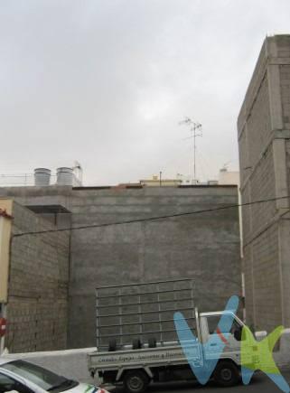 Solar URBANO, en zona baja de Hoya Andrea, es ideal para construir una vivienda de dos plantas y ático. Zona con buenas comunicaciones, directo a circunvalación y cerca de zona comercial de Tamaraceite y 7 Palmas. LA NORMATIVA ESPECÍFICA ES DE USO RESIDENCIAL,. Extras: autobuses, céntrico, centros comerciales, centros médicos, cerca de universidad, colegios, hospitales, parques, supermercados, urbanización, en zona con buenas comunicaciones y servicios, zona de paso. NOTA: El precio de venta No incluye impuestos propios de la transmisión, gastos de notaría, registro, ni cualquier otro que según ley pueda corresponder al comprador. Los datos expuestos son meramente orientativos y se encuentran sujetos a errores u omisiones involuntarias.