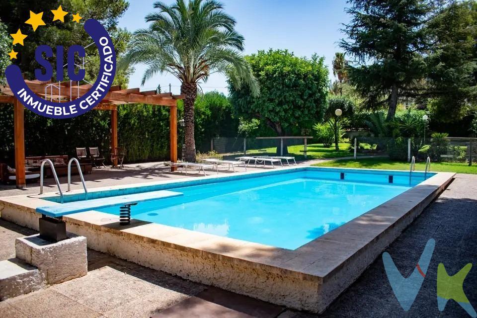Descubre este impresionante chalet, situado en zona residencial, muy tranquila, con privacidad absoluta, en un entorno natural. La vivienda cuenta con una superficie construida de 442 m² y una parcela extensa de 1.960 m2, construida con amplias estancias para albergar a familiares o a grupos de personas. Es completamente exterior, ofreciendo vistas espectaculares del jardín rodeado por terrazas cubiertas bajo un hermoso pórtico arqueado; el lugar ideal para disfrutar momentos relajados junto a los seres queridos. En la planta baja nos encontramos el comendo, salón, concina y baño. En la planta primera tiene seis dormitorios, un baño con doble ducha y el séptimo dormitorio está ubicado en la buhardilla con capacidad para albergar hasta ocho camas. Además, podrás refrescarte durante los calurosos días estivales gracias a su piscina. El jardín y la piscina están iluminadas estratégicamente por farolas que proyectan diferentes colores creando atmósferas mágicas. Este chalet no solo destaca por sus espacios comunes generosos sino también incluye comodidades ecológicas como una biodepuradora que contribuye al ahorro hídrico del riego del jardín mientras respeta nuestro entorno natural. Al amplio garaje, se accede con un portón, actualmente está acondicionado como zona de ocio para disfrutarlo en reuniones con amigos y familiares, con luz natural y dispone de un baño completo con ducha. Dispone de dos almacenes/trasteros, con gran capacidad de almacenaje. A pocos minutos, hay colegios, supermercados, centro de salud. Cuenta con un club social con pistas deportivas, piscina comunitaria y cafetería. Esta propiedad destaca por su increíble versatilidad. Es idónea como una espaciosa residencia familiar, por sus dimensiones y la posibilidad de ampliar el terreno mediante el alquiler o compra de la parcela colindante le otorgan un potencial extraordinario para ser transformada en un exclusivo alojamiento turístico o casa rural. Junto al chalet, se encuentra una PARCELA colindante de 1.072 m2 en venta por un precio adicional de // 60.000€//, ahora tienes la oportunidad de adquirirla conjuntamente para ampliar el jardín . Información de interés: Esta propiedad se transmite exclusivamente como vivienda familiar de uso privado, no disponiendo en la actualidad de licencias de explotación comercial ni turística. La mención a su potencial como negocio rural responde únicamente a sus características físicas, distribución y entorno, quedando la obtención de cualquier permiso, trámite, consulta municipal o cambio de actividad bajo la exclusiva responsabilidad y cargo de la parte compradora.Existe la opción de tramitar DIC para casa rural. Gastos e impuestos no incluidos en el precio de venta.La compra conlleva unos gastos para el comprador: Gastos de notaria y registro (según aranceles y copias)que oscilan entre 1,5% y el 2,5%,  ITP general (10%) según normativa y los honorarios de la agencia inmobiliaria 2,5 % más IVA(21%), del precio final de compra.Agencia inscrita en el registro de agentes de intermediación inmobiliaria de la Comunidad Valenciana RAICV0832. Por mandato expreso del propietario, comercializamos este inmueble en exclusiva compartida, lo que garantiza un servicio de calidad, un trato fácil y personalizado. Por este motivo se ruega no molestar al propietario, o a los vecinos. Muchas gracias. Este anuncio no es vinculante, puede contener errores, se muestra a título informativo y no contractual. 
