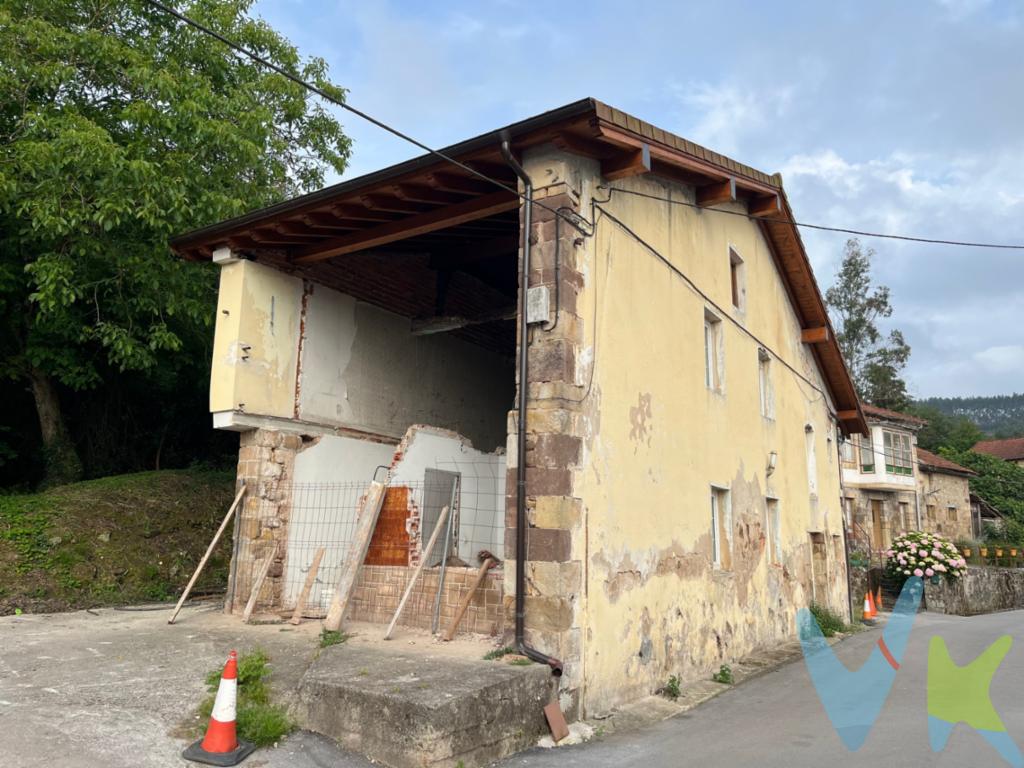 En Salcedo, Casa de pueblo individual de piedra, distribuida en dos plantas de 70 m2 y desván, con corral de 40 m2 y garaje para un vehículo. Tejado completamente nuevo. Para reformar el resto. Licencia de obra concedida. (No incluidos los importes de proyecto y licencia)