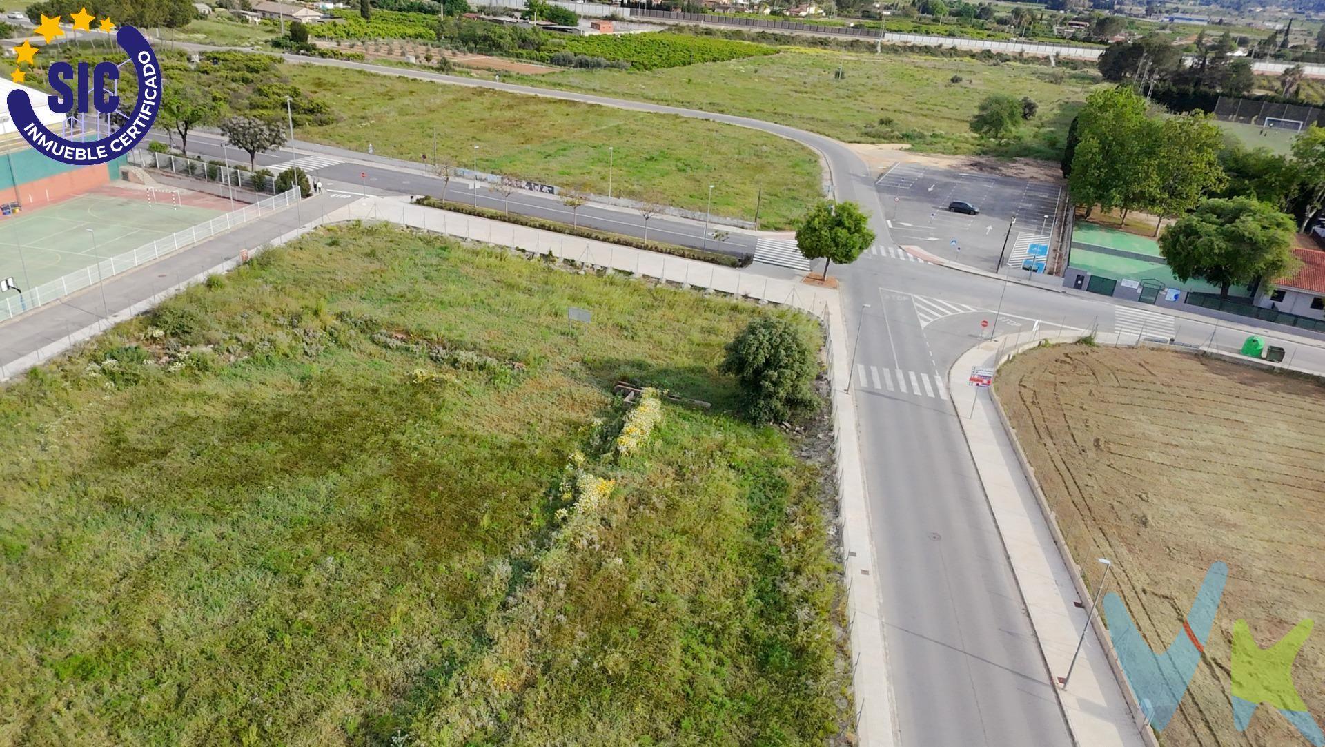Oportunidad para promotores – Solar urbano para 8 chalets en L’Alcúdia de Crespins (Valencia). Se ofrece en venta una isla de suelo urbano consolidado en el sector residencial AIS-TR-4 (Terrer Roig), ideal para el desarrollo de hasta 8 viviendas unifamiliares aisladas con jardín propio. Con una superficie de 4.912 m², esta parcela representa una de las pocas oportunidades urbanas de este tipo disponibles en la comarca. La parcela se encuentra completamente rodeada de calles urbanizadas, frente a colegios, zonas verdes y deportivas, con excelente accesibilidad y un entorno tranquilo y familiar, altamente demandado por compradores que buscan vivienda nueva independiente dentro del casco urbano. 🏗️ Parámetros urbanísticos orientativos:. 	•	Superficie media por parcela: 614 m². 	•	Tipología: Vivienda unifamiliar aislada. 	•	Ocupación máxima: 40%. 	•	Altura máxima: 2 plantas (hasta 8 m). 	•	Edificabilidad total: hasta 2.947 m² construibles. 	•	Repercusión edificable: 293 €/m². 📍 Ubicación estratégica:. 	•	Frente a colegio y junto a zonas deportivas y parques. 	•	A 10 minutos andando de la estación de tren Cercanías (C2 – conexión directa con Valencia). 	•	Acceso rápido a CV-40 y A-35. 	•	Entorno consolidado con alta demanda de vivienda nueva. La descripción del presente inmueble e imágenes tienen mero carácter informativo y en ningún caso carácter contractual, pudiendo ser modificados por la inmobiliaria comercializadora sin que ello implique responsabilidad alguna frente a terceros. En el precio de venta a público, esta propiedad NO incluye los gastos de adquisición (Notario, registro, gestión, honorarios, etc…).
