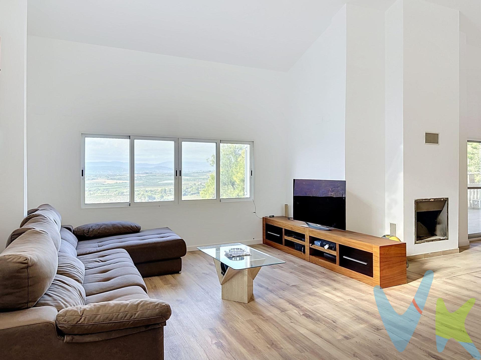 Privacidad, naturaleza y bienestar con vistas privilegiadas. Ubicada en la reconocida urbanización Cumbres de Calicanto, esta vivienda independiente se asienta sobre una parcela de 661 m² que garantiza privacidad, seguridad y un estilo de vida excepcional en plena naturaleza, además de contar con una excelente conexión con Valencia y acceso rápido a servicios esenciales. La zona destaca por su ambiente familiar, su entorno natural y su proximidad a colegios privados bilingües de reconocido prestigio, convirtiéndola en una ubicación ideal para familias y compradores exigentes. Características destacadas:. Vivienda independiente. Cercanía a colegios privados bilingües. Aparcamiento incluido. Casa fresca y confortable todo el año. Dos terrazas amplias. Piscina con licencia (actualmente cubierta, fácilmente rehabilitable). Distribución de la vivienda:. Sótano. Espacio diáfano con múltiples posibilidades: gimnasio, sala de juegos, estudio o incluso apartamento independiente. Incluye además un depósito, con acceso cómodo y perfectamente integrado. Primera planta. Cocina moderna integrada con el comedor y la sala, creando un ambiente amplio, funcional y muy luminoso. Dos habitaciones; una de ellas con acceso a una amplia buhardilla, perfecta como dormitorio adicional, oficina o espacio creativo. Baño completo. Gran salóncomedor con chimenea y techos altos, con salida a una terraza amplia que se abre hacia las maravillosas vistas que ofrece esta propiedad. Segunda planta. Dos habitaciones luminosas. Baño completo con doble acceso: desde el pasillo y desde la habitación principal. Las imágenes reflejan el estado original de la vivienda, mostrando su máximo potencial. Actualmente requiere una actualización estética menor, ideal para personalizar al gusto del comprador. Esta propiedad es perfecta para quienes buscan un estilo de vida distinguido, rodeado de naturaleza y con acceso inmediato a los mejores servicios educativos y urbanos. VENTA:. PVP 598.000€. Gastos e impuestos no incluidos en el precio. La compra conlleva impuestos y gastos de formalización para el comprador. A título orientativo se informa que en segundas transmisiones el ITP con carácter general en Valencia es del 9%, pudiendo existir otros tipos impositivos atendiendo a las circunstancias personales del comprador u otras circunstancias previstas legalmente. Base imponible del impuesto el mayor valor entre el precio de compraventa, la tasación o el valor de referencia catastral. En cuanto a los gastos de notaría y registro, en su caso, suelen oscilar aprox. entre 1,5% y 2,5% (aranceles variables según precio, n.º de copias y complejidad). El comprador elige notario. Si el comprador precisase de hipoteca: tasación, condiciones y costes bancarios serán según entidad elegida por el comprador, así como los gastos de gestoría, y cualesquiera otros gastos inherentes a la formalización de la compraventa que legalmente correspondan a la parte compradora, salvo pacto expreso en contrario con el vendedor. El consumidor tiene, conforme a la normativa vigente, a su disposición información y documentación adicional relativa al inmueble y condiciones de la compraventa, que podrá ser consultada en C/Joaquín Costa 4, bajo 46005 Valencia o urbe2@remax.es. Honorarios de mediación inmobiliaria a cargo del COMPRADOR: (3% del precio final de venta más IVA (21%), salvo otro pacto.); y de VENDEDOR (según acuerdo con el mismo). Se informa al consumidor que la agencia actúa como intermediaria inmobiliaria en la operación, estando cualquier eventual compraventa y sus condiciones sujeta a la aceptación expresa del propietario-vendedor y a la posterior formalización del correspondiente contrato.