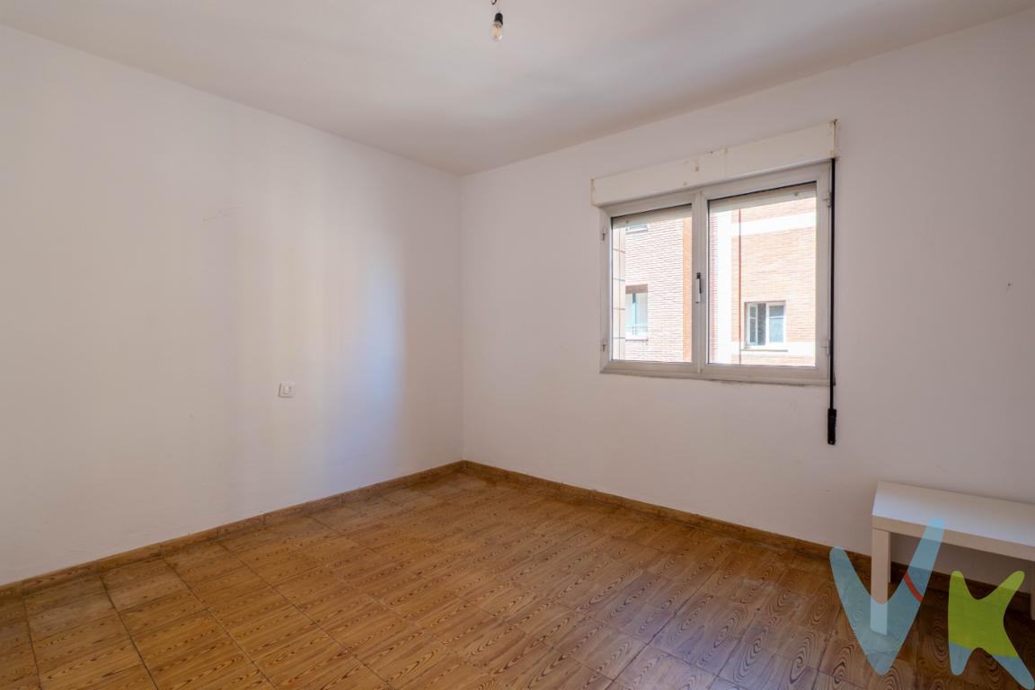 ¡Gran oportunidad en el barrio de Ceares!Se vende piso en calle Ramiro I. Este inmueble destaca por su excepcional ubicación, perfecta para quienes buscan vivir cerca de todo lo que Gijón ofrece. A escasos metros del Parque de Los Pericones, un espacio verde ideal para disfrutar de la naturaleza, paseos o actividades al aire libre. A dos minutos del Centro Comercial Los Fresnos que ofrece tiendas, restaurantes y opciones de ocio para todos los gustos. La zona está rodeada de servicios esenciales: supermercados, colegios, farmacias y excelentes conexiones de transporte público.Destacando también su cercanía y fácil acceso a la autopista estando a tan sólo 3 minutos en coche.La propiedad cuenta con una distribución ideal para reformarla a tun gusto pudiendo diseñar tu vivienda ideal partiendo desde sus dos terrazas al exterior.Además, el vibrante centro de Gijón, con su oferta cultural, gastronómica y comercial, está a pocos minutos a pie.¡Una ubicación inmejorable para personalizar tu nuevo hogar en el lugar perfecto! Contacta con nosotros para más detalles y aprovecha esta oportunidad única en Gijón.En el precio publicitado (PVP) no está incluido el Impuesto de Transmisiones Patrimoniales ni los gastos de notaria y registro.