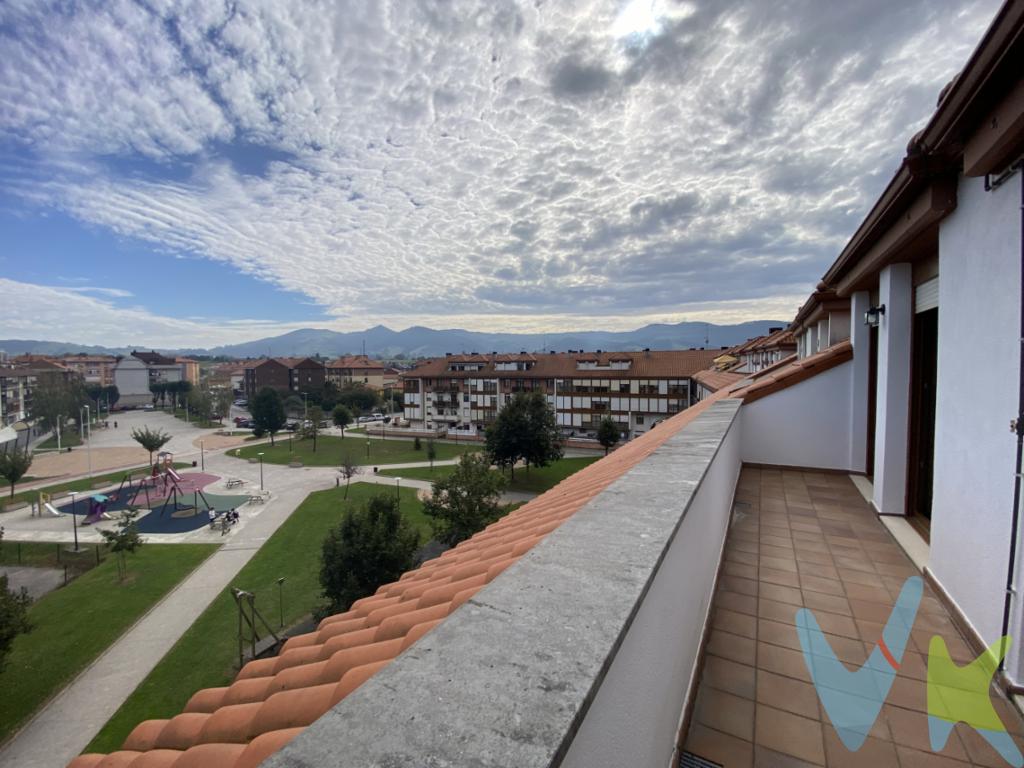 Ático acogedor con terraza y excelentes vistasDescubre este encantador ático lleno de luz y calidez, ideal para quienes buscan confort y tranquilidad sin renunciar a la comodidad de tenerlo todo a mano.La vivienda cuenta con dos amplias habitaciones, dos baños completos, un luminoso salón-comedor y una cocina independiente perfectamente equipada, pensada para disfrutar del día a día.Uno de los grandes atractivos de este hogar es su bonita terraza de casi 10 m², orientada este-sur, perfecta para disfrutar del sol durante gran parte del día, desayunar al aire libre o relajarse al atardecer con unas vistas despejadas.El piso dispone además de un trastero muy práctico, situado cerca de la vivienda, y una plaza de garaje con acceso directo gracias al ascensor a cota cero, que llega hasta el mismo nivel del garaje, garantizando máxima comodidad.Ubicado en una zona tranquila y despejada, rodeada de zonas ajardinadas y un pequeño parque, este ático ofrece un entorno agradable y familiar. Además, se encuentra muy bien comunicado y con todos los servicios tiendas, colegios, transporte público, y más a solo un paso.Un hogar cuidado, funcional y con encanto, listo para entrar a vivir.