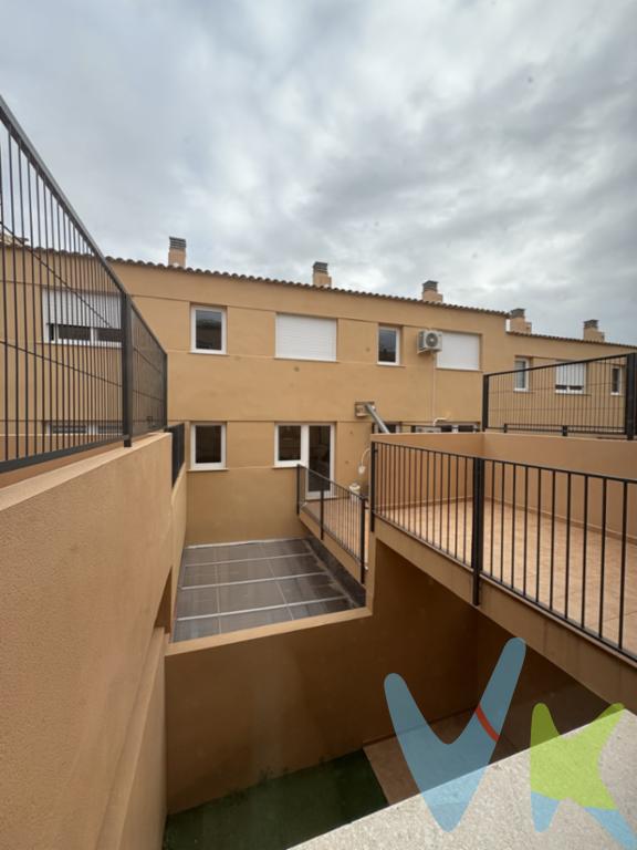 Adosado en venta en el centro de Petrés con gran patio y garaje dobleDescubre este magnífico adosado en venta en Petrés, una vivienda pensada para disfrutarla todo el año, combinando amplitud, comodidad y una ubicación inmejorable.La casa destaca por su espectacular patio privado, perfecto para aprovechar las cálidas jornadas de invierno al aire libre y crear momentos inolvidables durante el verano, ya sea en reuniones, comidas o simplemente relajándote en casa.La vivienda cuenta con:Una vivienda ideal para familias o para quienes buscan espacio, tranquilidad y calidad de vida sin renunciar a la comodidad de vivir en el centro del pueblo.No dejes pasar esta oportunidad y ven a visitarlo. ¡Te encantará!Ubicación céntrica, con todos los servicios a un paso: comercios, colegios y transporteArmarios empotrados, que optimizan el espacio de almacenamientoGaraje con capacidad para dos coches, comodidad y seguridad aseguradasCocina independiente con mirador, ideal para disfrutar de la luz natural mientras cocinasDos baños completos, funcionales y en perfecto estadoTres amplias habitaciones, luminosas y bien distribuidas