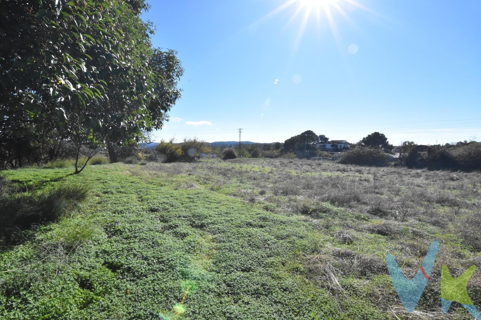 Descubre este excepcional terreno rural ubicado en la encantador pueblo de El Pedroso, Andalucía.  esta propiedad cuenta con grandes dimensiones que ofrecen múltiples posibilidades para el desarrollo. Actualmente disponible para reformar y orientado al este, el terreno dispone también de un pozo y molino antiguos que añaden valor histórico y funcionalidad a su futura inversión. Además, alberga una amplia piscina perfecta para disfrutar del clima andaluz durante todo el año. Este espacio es ideal no solo para construir cabañas rurales sino también como refugio personal donde reconectar con la naturaleza rodeado por paisajes idílicos. Informamos a nuestro clientes que el precio de venta no incluye lo siguiente: Honorarios de la agencia inmobiliaria, impuestos (el Impuesto de Transmisiones Patrimoniales, I. V. A. , o A. J. D. , en su caso), otros gastos de la compraventa (gastos de registro de la Propiedad, Notaría, gestoría ni de posible financiación). Documento D. I. A. a disposición del consumidor según Decreto 218/2005 Junta de Andalucía.