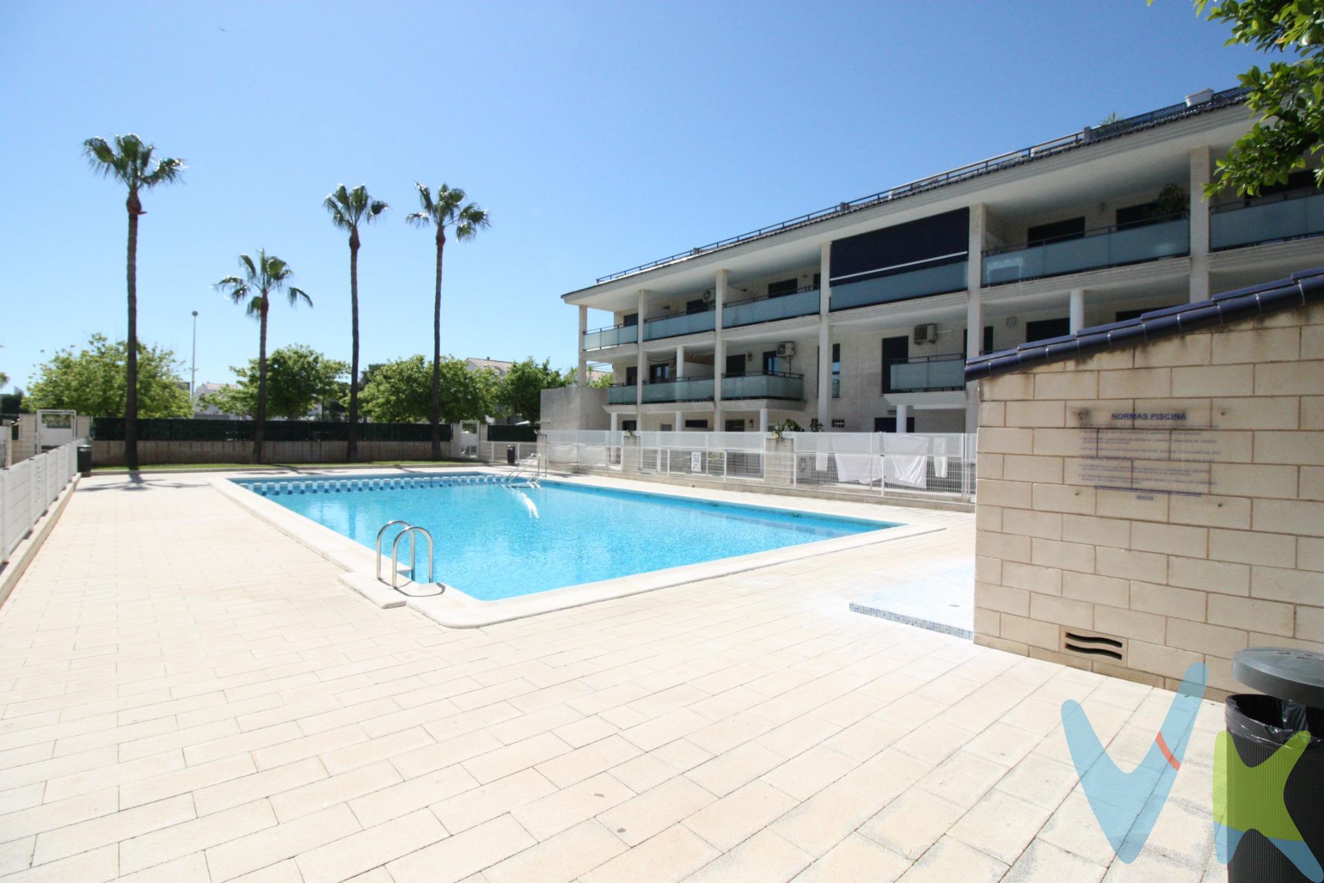 A tan solo 350 metros de la playa, esta acogedora vivienda en Puçol es el lugar perfecto para quienes buscan tranquilidad, comodidad y calidad de vida durante todo el año o en sus momentos de descanso. Situada en una zona residencial muy tranquila, invita a disfrutar del mar, la brisa mediterránea y la calma de un entorno pensado para desconectar. La vivienda cuenta con tres dormitorios, dos baños completos, una práctica cocina con galería y un luminoso comedor con salida directa a una agradable terraza, ideal para desayunar al aire libre, compartir cenas de verano o simplemente relajarse al final del día. Además, el residencial dispone de piscina comunitaria, perfecta para disfrutar en familia y aprovechar al máximo los días soleados que ofrece la costa valenciana. Su ubicación combina la cercanía a la playa con la tranquilidad de una zona cómoda y bien comunicada, convirtiéndola en una oportunidad ideal tanto como vivienda habitual, segunda residencia o inversión junto al mar. La vivienda también incluye plaza de garaje y trastero, aportando ese extra de comodidad y espacio tan importante en el día a día. Si siempre has imaginado despertar cerca de la playa y vivir con calma, este puede ser el hogar que llevabas tiempo buscando. INFORMACIÓN LEGAL AL CONSUMIDOR:. El precio indicado no incluye impuestos ni gastos derivados de la compraventa. Gastos a cargo del comprador:. • Impuesto de Transmisiones Patrimoniales (ITP): En segundas transmisiones, el tipo general vigente en la Comunitat Valenciana es del 10% sobre la base imponible, que será el mayor valor entre el precio de compraventa, el valor declarado o el valor de referencia catastral, pudiendo aplicarse tipos reducidos según las circunstancias del comprador. • Honorarios de intermediación inmobiliaria: 4% del precio final de venta + IVA (21%), a cargo del comprador. No incluidos en el precio de venta. • Notaría y Registro de la Propiedad: Los aranceles son oficiales y variables en función del precio y características de la operación. A título orientativo, entre 600 € y 1.000 €. Los gastos se distribuirán conforme a la normativa vigente, salvo pacto en contrario. Las condiciones pueden variar en función de las circunstancias personales y del régimen fiscal aplicable. Otros gastos:. • Gastos de financiación: Tasación, comisiones y condiciones bancarias según la entidad elegida por el comprador. • Gestoría: Servicio opcional, con costes variables en función del proveedor. • Podrán existir otros gastos inherentes a la formalización de la compraventa que correspondan al comprador según normativa vigente. El vendedor asumirá los gastos que legalmente le correspondan, salvo pacto en contrario. El inmueble no se encuentra sujeto, a fecha de publicación, a limitaciones de precio derivadas de normativa de zonas de mercado residencial tensionado. Se facilitará al cliente información detallada y personalizada de todos los costes asociados a la operación, así como la documentación relativa al inmueble, disponible en la sede física de la agencia - Av. Blasco Ibáñez 5 Bajo, 46970, Alaquàs (Valencia) y/o en el medio electrónico habilitado – www.inmueblesvalencianos.net. La agencia actúa exclusivamente como intermediaria en la operación. Cualquier compraventa queda sujeta a la aceptación expresa del vendedor y a la formalización del correspondiente contrato. El presente anuncio tiene carácter meramente informativo y no contractual, pudiendo estar sujeto a errores, cambios o actualizaciones.  . La venta de esta vivienda se gestiona mediante contrato de EXCLUSIVA COMPARTIDA por lo que se trabaja con cerca de 400 Inmobiliarias. . 