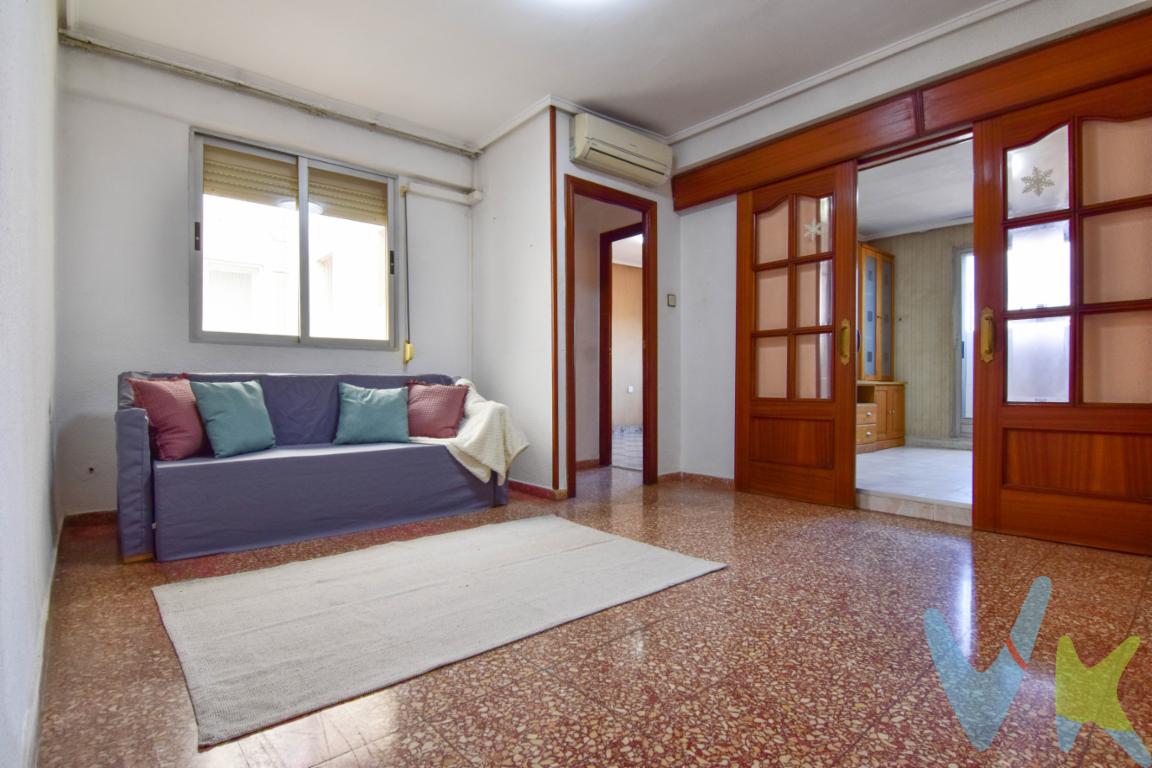  Se ofrece espectacular ático en venta ubicado en la emblemática zona de Jesús - La Raïosa, en la vibrante ciudad de Valencia. Este espacio único y acogedor cuenta con una superficie útil de 71 metros cuadrados perfectamente distribuidos, dentro de un total de 80 metros cuadrados construidos. Localizado en la planta 8 de un edificio con historia, erigido en el año 1965, esta propiedad promete ser su nuevo hogar, combinando comodidad y conveniencia en cada rincón.Al ingresar al inmueble, uno es recibido por una sensación de amplitud y luminosidad que se extiende a lo largo de su diseño funcional. Las tres habitaciones, amplias y bien iluminadas, ofrecen un refugio acogedor después de un día agitado, proporcionando distintas configuraciones de uso según las necesidades de los nuevos propietarios.Este ático, pieza rara en el área por sus características, en su día se cubrió la terraza para dar mas amplitud al salón. La orientación de la vivienda permite la entrada generosa de luz natural, creando un ambiente cálido y acogedor en todos sus rincones.La conveniencia es un factor clave en esta propiedad. El edificio dispone de ascensor, facilitando el acceso a su vivienda, especialmente después de un largo día. Además, la conectividad con el resto de la ciudad es inmejorable gracias a su proximidad a múltiples opciones de transporte público. Las estaciones de tren, metro y autobús se encuentran a escasa distancia, garantizando que se pueda desplazar con total facilidad a cualquier punto de Valencia.Ubicada en una zona consolidada y llena de vida, la propiedad está rodeada de servicios esenciales. Desde supermercados y farmacias hasta una amplia selección de bares y restaurantes, todo lo que pueda necesitar se encuentra a pocos pasos. Asimismo, la cercanía a colegios y centros educativos de prestigio hace que este ático sea especialmente atractivo para familias.La oportunidad que representa este inmueble también reside en el potencial de actualización que ofrece, lo cual permite a los nuevos propietarios personalizar el espacio acorde a su estilo y preferencias personales. Sin duda, este ático emblemático puede transformarse en el hogar de sus sueños, aunando carácter y posibilidades infinitas por descubrir.Si desea sumergirse en el estilo de vida vibrante que Valencia tiene para ofrecer, no pierda la oportunidad de visitar este encantador ático. Somos conscientes de que una propiedad de tales características no permanece en el mercado por mucho tiempo. Conciértese una visita para experimentar de primera mano el sinfín de oportunidades que este espacio puede ofrecerle. Atrévase a descubrir su nuevo hogar en este rincón privilegiado de Jesús - La Raïosa, donde su vida cotidiana se enriquecerá con todas las comodidades que pueda imaginar.El precio del inmueble no incluye los honorarios de la agencia que ascienden al 3% mas I.V.A  del precio final del inmueble, ni los gastos de notaria y registro de la propiedad (que están sujetos a aranceles y varían dependiendendo del precio de escrituración), ni lo impuestos (que en la Comunitat Valenciana varían dependiendo del precio del inmueble y de las características personales del comprador).   