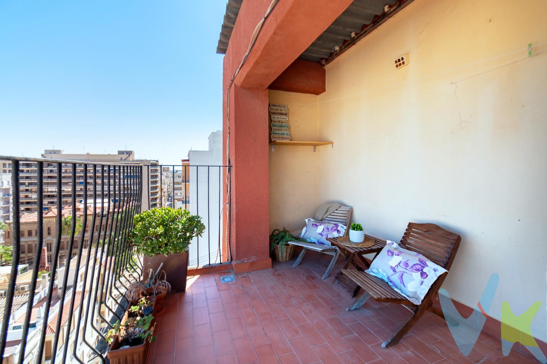Excepcional oportunidad de vivienda en el corazón de la ciudad.  . Este amplio y luminoso piso cuenta con tres dormitorios y un baño completo con plato de ducha para mayor comodidad. La moderna cocina, se abre a un espacioso salón con salida a una coqueta terraza para disfrutar al aire libre.  El comedor es un punto destacado de la vivienda, con vistas despejadas que permiten disfrutar de la luz natural durante todo el día, creando un ambiente acogedor y relajante para reuniones familiares y sociales. La vivienda está dotada con ventanas oscilobatientes de doble acristalamiento; además, cuenta con split en el salón, aire acondicionado frío y calor, ascensor y trastero. La ubicación es inmejorable. Se encuentra en el centro de la ciudad, cerca todos los servicios, centro de salud, supermercados, cafeterías, tiendas, farmacias. Con una excelente conexión de transporte público, estarás a solo unos pasos de la parada del tranvía, lo que te permitirá moverte fácilmente por la ciudad. . ¡Una verdadera joya en una ubicación inmejorable!. No dejes pasar esta oportunidad de adquirir tu nuevo hogar en una de las mejores zonas de Castellón. ¡VISITALO YA!