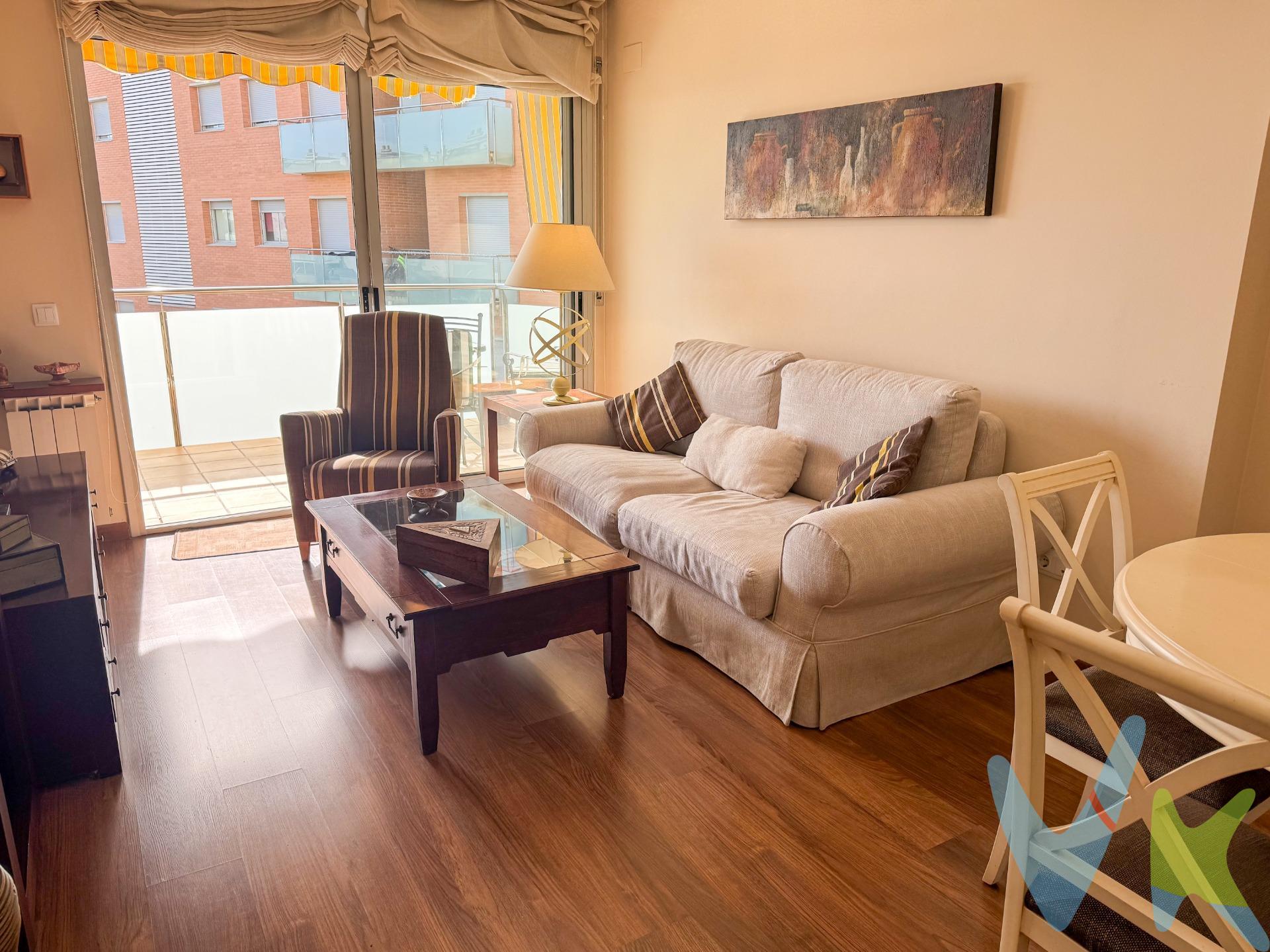 Te presentamos este fantástico piso en primera línea de mar, con vistas abiertas al Mediterráneo y en un estado impecable. Se trata de una vivienda del año 2005, muy bien cuidada y utilizada únicamente como segunda residencia de verano, por lo que no ha tenido un uso intensivo. La vivienda cuenta con 3 habitaciones y 2 baños, destacando una suite con baño privado, además de un segundo baño completo que da servicio al resto de estancias. Dispone de armarios empotrados, suelo de parquet, y se entrega amueblada, lista para entrar a vivir o disfrutar desde el primer día. El salón-comedor se abre a una preciosa terraza/balcón frontal al mar, un espacio ideal para relajarte, desayunar o disfrutar de comidas y cenas con unas vistas espectaculares. La cocina es independiente, equipada, y cuenta con galería para mayor comodidad. En cuanto al confort, la vivienda dispone de aire acondicionado en el comedor y en dos habitaciones, además de calefacción por gas. La finca cuenta con ascensor y la propiedad incluye plaza de parking en garaje y trastero, un valor añadido muy importante en la zona. Además, disfrutarás de una completa zona comunitaria con:. 	•	🏊 Piscina. 	•	⚽ Pista de fútbol. 	•	🏀 Pista de básquet. 	•	🏓 Zona de ping-pong. 	•	🧒 Zona infantil. 	•	🌿 Amplias zonas de césped para tomar el sol y descansar. Una oportunidad ideal tanto como segunda residencia como para quienes buscan un piso junto al mar, cómodo, completo y en una comunidad con servicios para toda la familia. 📩 Contacta para más información o para concertar una visita. NOTA :. En los importe ofertado no están incluidos los impuestos ni las tasas que se aplican en la compraventa o alquiler ni ninguno de los gastos de formalización. Las fotografías, vídeos y demás documentación gráfica pueden no corresponder con la realidad, sí como los metrajes y superficies no tienen carácter contractual. Salvo que se indique específicamente, los muebles y el equipamiento que aparecen en los anuncios no están incluidos en el precio. Tampoco están incluidos en el precios los gastos e impuestos de formalización de la compraventa : IVA, ITP, Notario, Registro, etc. 