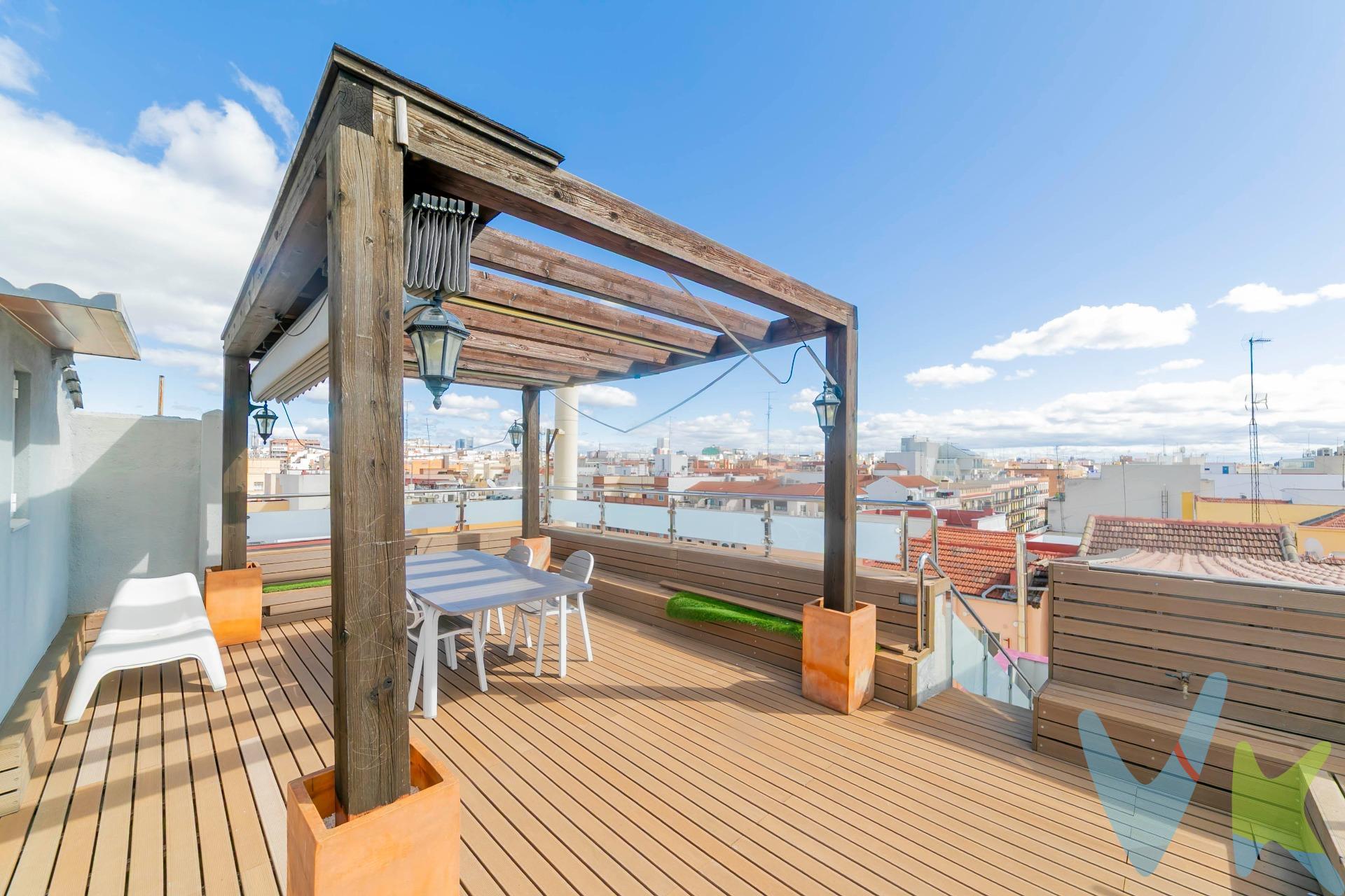 Descubre una joya en el corazón de Madrid: un impresionante ático dúplex de 360 m2 que redefine el lujo y la exclusividad. 🏡 Distribución excepcional:. •	3 amplios dormitorios dobles, incluyendo una majestuosa suite principal con vestidor, baño privado con ducha y bañera, y un acogedor espacio de oficina. •	2 baños completos con diseño moderno y acabados de alta calidad. •	Cocina totalmente amueblada y equipada, con elegantes puertas correderas de cristal templado que la integran con el espectacular salón de más de 70 m2. •	Salón con dos ambientes diferenciados: zona de comedor y acogedora zona de estar, bañada en luz natural gracias a sus ventanales panorámicos. •	Terraza perimetral con acceso directo desde el salón, ideal para disfrutar del aire libre y de las vistas despejadas. •	Aire Acondicionado en todas las estancias. Calefacción central. Ascensor. Conserje. 🏙️ La joya de la vivienda: su terraza superior. En la planta alta, un oasis privado te espera: una terraza de ensueño con vistas 360º a Madrid. Disfruta de:. •	Un espectacular porche donde relajarte o recibir invitados. •	Una cocina exterior completamente equipada para tus celebraciones. •	Un cuarto de baño para mayor comodidad. •	El lugar perfecto para organizar inolvidables fiestas veraniegas, noches de descanso bajo las estrellas y barbacoas con la ciudad a tus pies. 🏢 Estudio independiente, perfecto para tu hijo adolescente o alquilar, familiares/huéspedes o empleados del hogar. Además, la vivienda cuenta con un estudio independiente con:. •	Cocina americana totalmente equipada. •	Baño completo con acabados de alta calidad. •	Salón-dormitorio funcional y acogedor. •	Terraza privada de 40m² con espectaculares vistas de todo Madrid, ideal para relajarse y desconectar. 🏘️ Ubicado en una de las mejores zonas de Chamberí, con una conexión inmejorable y rodeado de todos los servicios, comercios y zonas verdes. 🚀 Si buscas una propiedad exclusiva, espaciosa y con las mejores vistas de Madrid, ésta es tu oportunidad!. ✨ Llama ahora y ven a visitar el cielo de Madrid. ✨ . El comprador tendrá un coste adicional correspondiente al servicio de gestión, asesoramiento y acompañamiento en todo el proceso de compra. Dicho importe, el mobiliario, la decoración y los impuestos no están incluidos en el precio publicado. 