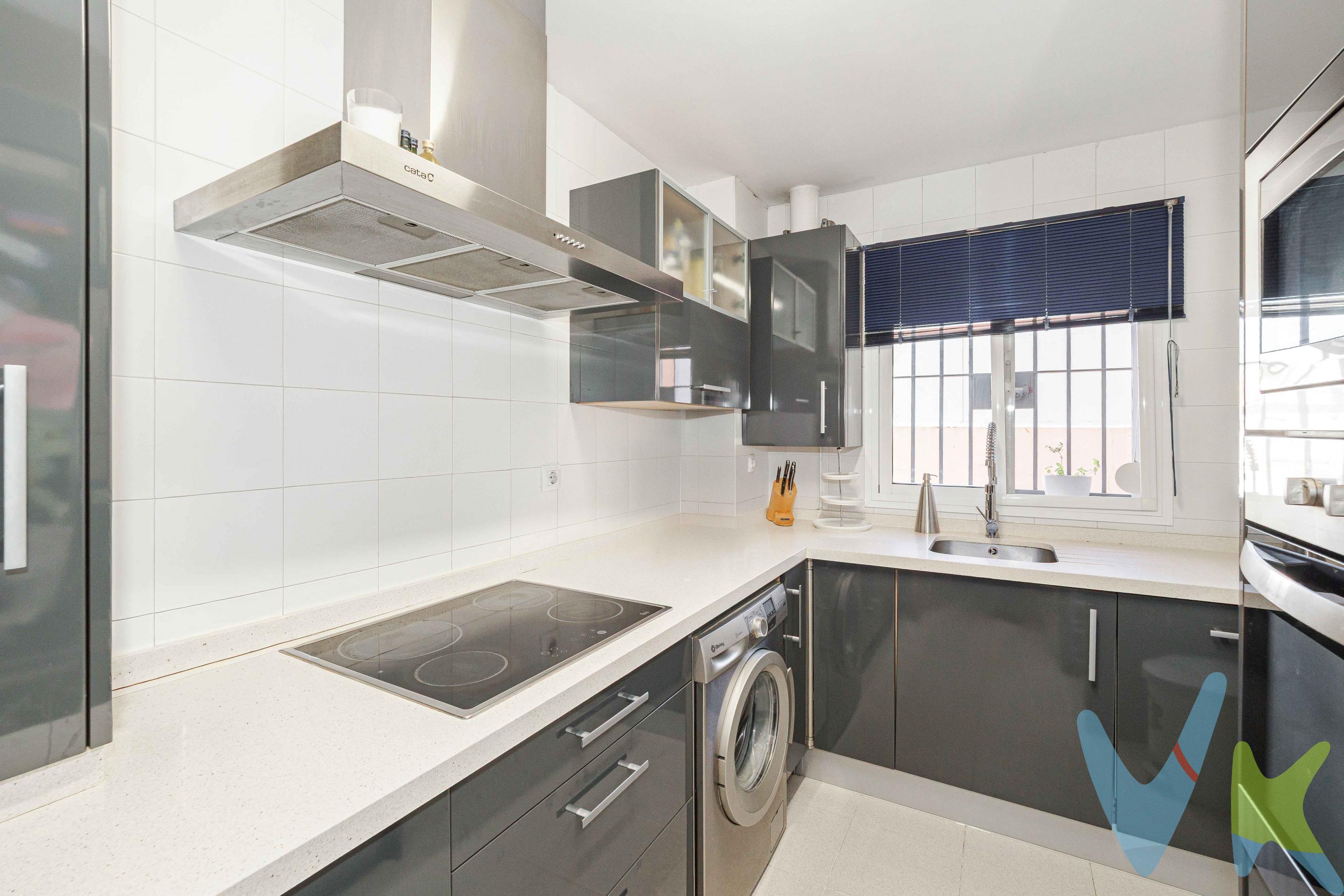 PRECIO DE VENTA: [171.000 + GASTOS] €. Este fantástico piso de VPO situado en la Avenida Cristóbal Colón, numero 38, en Dos Hermanas (Sevilla), es un espacio que respira vida propia. Cuenta con 78 metros cuadrados, tiene algo auténtico, algo que te hace sentir que puedes crear recuerdos aquí. Un lugar con rincones propios:. - 3 habitaciones: Cada una con su personalidad, Una de ellas, la principal, con baño en suite. - Dos baños: Uno compartido, práctico para el día a día; el otro, privado, es un lujo discreto que añade tranquilidad. - Salón-comedor: Un espacio donde la luz juega con las sombras, perfecto para compartir risas, cenas o simplemente estar. - Cocina equipada: Un corazón práctico donde preparar comidas que saben a hogar. Tiene cosas que te hacen sentir en casa:. - Garaje privado: Tu coche está seguro, como una extensión de tu espacio. - Trastero muy amplio: Un rincón extra para cosas que guardas con sentido, sin estorbar. Dos Hermanas es una ciudad con su ritmo, cerca de lo que necesitas – colegios muy cercanos como El Palmarillo, Cervantes y Vicente Aleixandre. Supermercados tales como Lidl a 700 metros, Coviran, Mercadona o Carrefour. Es un piso que no grita lujo, pero susurra comodidad. Un lugar donde puedes vivir de verdad, con espacios que se adaptan a cómo eres. ¿Te imaginas despertarte aquí, con lo que más te importa cerca?. Si todo lo que ves te gusta, no dudes en visitarlo. En cumplimiento de las obligaciones de información previstas en la Ley 10/2025, de 28 de diciembre, de servicios de atención a la clientela y transparencia, así como en la normativa sectorial vigente, se hace constar que el precio indicado no incluye los gastos e impuestos inherentes a la adquisición, los cuales se desglosan a continuación:. •	Impuesto sobre Transmisiones Patrimoniales (ITP): Se aplicará el tipo impositivo vigente en la Comunidad Autónoma de Andalucía (generalmente el 7% (11.970€), sin perjuicio de tipos reducidos del 3,5%, 1,2% o 1% aplicables según las circunstancias personales del comprador o las características del inmueble). El impuesto se devenga sobre el Valor de Referencia de Catastro o el precio de venta, aquel que resulte superior. •	Gastos de Notaría: Los honorarios notariales se calcularán conforme al arancel oficial regulado en el Anexo I, del Real Decreto 1426/1989, de 17 de noviembre, por el que se aprueba el arancel Notarial. •	Gastos de Registro: La inscripción en el Registro de la Propiedad se facturará según el arancel oficial establecido en el ANEXO I, del Real Decreto 1427/1989, de 17 de noviembre, por el que se aprueba el arancel Notarial. •	Gastos de Gestión (Gestoría): Los honorarios por la tramitación administrativa, liquidación de impuestos e inscripción registral ascienden aproximadamente a [545] € (IVA incluido). •	Honorarios Agencia del Vendedor: incluidos en el PVP. •	Honorarios Agencia del comprador: Honorarios Agencia del comprador: La agencia prestará los servicios de información, asesoramiento y acompañamiento previstos en el Encargo de Servicios y en el D.I.A. Si solicita servicios adicionales o personalizados, sus honorarios serán informados previamente, de forma individualizada y por escrito, conforme a la libertad de pactos y a la normativa vigente. NO VINCULADOS AL PRECIO DE COMPRA.. Para una información exhaustiva sobre el funcionamiento, tipos impositivos y bonificaciones del ITP en Andalucía, puede consultar el portal oficial de la Agencia Tributaria de la Junta de Andalucía en el siguiente enlace:. https://www.juntadeandalucia.es/organismos/economiahaciendayfondoseuropeos/areas/tributos-juego/tributos/paginas/impuestos-cedidos-transmisiones.html; . Documento D. I. A. a disposición del consumidor según Decreto 218/2005 Junta de. Andalucía. . 