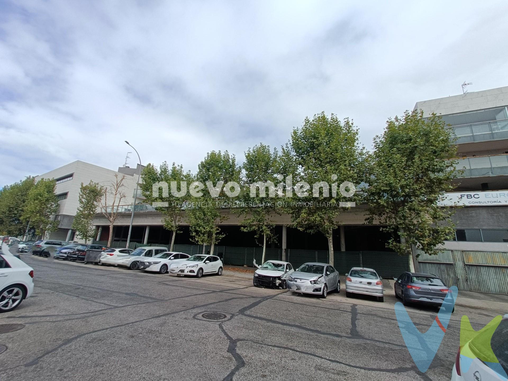 Se vende estupendo despacho profesional en el polígono industrial de VENTORRO DEL CANO, con fácil acceso desde la M40 y M50, cerca de universidades y del Hospital Quirón, así como de la Ciudad de la Imagen y del Centro financiero del Banco Santander. Metro ligero a corta distancia.

Sala principal con espacio para montar una cocina, 2 estancias polivalentes adicionales con armarios empotrados, 1 baño completo con ducha de hidromasaje y agradable terraza de 10 m2. Uso principal: despacho profesional.

Dispone de plaza de GARAJE y TRASTERO. Posibilidad de adquirir una plaza más por 12.000 € adicionales.

¡Pídenos más información, estaremos encantados de atenderte!.

Las condiciones de la venta establecen que el comprador deberá abonar un importe adicional fijo del 1,5%, más 21% de IVA, sobre el precio publicitado.