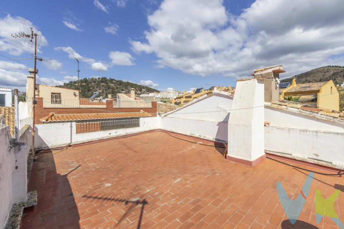 Si buscas una vivienda con encanto en un entorno tranquilo, esta casa en el pintoresco pueblo de Petrés (Valencia) es una oportunidad que no puedes dejar pasar. Con una superficie construida de 130 m2, dispone de amplios espacios y un enorme potencial para convertirla en el hogar de tus sueños.Distribución y característicasPlanta baja: Espacios acogedores y patio privadoAl entrar en la vivienda, nos encontramos con un recibidor que da acceso a la habitación principal, perfecta para mayor comodidad. El salón, con su chimenea, aporta calidez y un toque rústico ideal para disfrutar de los meses más fríos.La cocina independiente es funcional y cuenta con acceso al exterior. El baño, ya reformado, es el único espacio actualizado de la casa, listo para su uso inmediato. Desde aquí, se accede a un agradable patio de 20 m², un desahogo perfecto para crear una zona de relax.Planta superior: Potencial para adaptar a tus necesidadesEn la primera planta, encontramos dos habitaciones que dan a la calle, una de ellas abierta, lo que permite diferentes opciones de distribución. Además, un amplio espacio diáfano que ofrece la posibilidad de diseñar nuevos ambientes según las necesidades.Además en esta misma planta, un trastero amplio exterior anexo a la vivienda brinda la opción de incorporarlo a la vivienda, ampliando aún más el espacio habitable.Terraza solárium: Un rincón con vistasEn la parte superior, la vivienda cuenta con una terraza solárium, ideal para disfrutar del sol mediterráneo y las vistas despejadas del entorno. Un lugar perfecto para relajarse o instalar una zona chill-out.Ubicación y entornoSituada en Petrés, un tranquilo pueblo de la comarca del Camp de Morvedre, esta casa permite disfrutar de la calma de un entorno rural sin renunciar a los servicios básicos. A pocos minutos de Sagunto y bien comunicada con Valencia, ofrece la combinación perfecta entre calidad de vida y proximidad a la ciudad.Una vivienda con infinitas posibilidadesEsta casa de pueblo te ofrece espacios amplios, luz natural y muchas opciones de redistribución.¡No dejes pasar esta oportunidad! Contáctanos para más información o para concertar una visita.