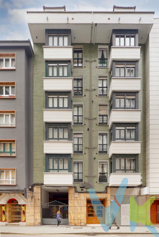  **Se Vende Piso Amplio y Luminoso en una Ubicación Inmejorable en La Arena, Gijón**Presentamos esta magnífica oportunidad de adquirir un piso excepcional ubicado en una de las zonas más codiciadas de Gijón, La Arena. Este inmueble en venta cuenta con todas las características necesarias para convertirse en el hogar ideal para familias o aquellos que buscan espacio y comodidad en una ubicación céntrica.Con 93 metros cuadrados útiles y 103,76 metros cuadrados construidos, este piso ofrece un espacio generoso que satisface las necesidades de cualquier persona que valore la amplitud y la distribución eficiente. Situado en la segunda planta de un sólido edificio construido en 1989, la propiedad garantiza una estructura fiable y perdurable. Además, el edificio está equipado con un ascensor, facilitando así el acceso y proporcionando comodidad a sus residentes.El piso dispone de tres habitaciones, todas ellas bien iluminadas gracias a las grandes ventanas que permiten la entrada de abundante luz natural, creando un ambiente cálido y acogedor en cualquier estación del año. Cada dormitorio está diseñado para ofrecer privacidad y tranquilidad, siendo perfectos para el descanso y el confort.La sala de estar es amplia y versátil, el lugar perfecto para reunirse con la familia o para disfrutar de momentos de relajación. Su distribución ofrece variadas opciones para el mobiliario, permitiéndote personalizar el espacio según tus gustos y necesidades. La cocina, equipada y funcional, invita a los amantes del arte culinario a preparar deliciosas comidas. Los detalles cuidados en los acabados y la atmósfera acogedora hacen de este ambiente un lugar encantador para compartir momentos inolvidables.Otro de los atractivos de este inmueble es su conveniente ubicación. Situado en el barrio de La Arena, el piso se encuentra rodeado de todos los servicios necesarios para mejorar tu calidad de vida, incluyendo supermercados, colegios, centros de salud y una excelente conexión con el transporte público. Paradas de autobús cercanas facilitan el acceso al resto de la ciudad, lo que convierte este piso en una opción ideal tanto para quienes trabajan en Gijón como para aquellos que disfrutan de la playa, ya que se encuentra a un paso de las mejores playas de la ciudad.No podemos olvidar mencionar que, para tu mayor comodidad, este piso incluye un trastero dentro de la vivienda, indispensable para el almacenamiento extra que cualquier hogar necesita. Mantener tus pertenencias organizadas y tu hogar despejado será sencillo con este espacio adicional.Este piso en La Arena representa una oportunidad única de vivir en una zona privilegiada de Gijón, con todas las comodidades al alcance de la mano. Se trata de un inmueble que combina un ambiente acogedor y funcional con una ubicación que ofrece todas las ventajas de la vida urbana. No pierdas la oportunidad de visitar este magnífico piso y descubrir por ti mismo todo lo que tiene para ofrecer. Contacta con nosotros para agendar una visita y enamórate de tu futuro hogar.No dudes en coordinar una visita para sentir de primera mano las posibilidades que este piso ofrece. Estamos aquí para asistirte y resolver cualquier duda que puedas tener, asegurando así una experiencia de compra transparente y satisfactoria.Confía en Profesionales acreditados. Disponemos de las certificaciones CRS y Realtor y todos nuestros agentes tienen la titulación AIR (Agentes inmobiliarios Registrados). Tenemos más de 30 años de experiencia en el sector. Todas las cantidades recogidas como depósito están garantizadas mediante seguro de caución.Consulta nuestras reseñas en Google y descubre por qué tantos clientes confían en nosotros.El precio NO incluye: Impuestos, gastos de Notaría, registro y honorarios de los servicios contratados por los compradores a la Agencia Inmobiliaria.A título orientativo, en segundas transmisiones, el comprador abonará el Impuesto sobre Transmisiones Patrimoniales (ITP). Para consultar los porcentajes del ITP en Asturias puede hacerlo a través de la web oficial de servicios tributarios del Principado de Asturias https://sede.tributasenasturias.es/sites/sede/default/es_ES/Que-quieres-hacer/Transmisiones-Patrimoniales-y-AJD. La base imponible será el mayor valor entre precio de compraventa, tasación o valor de referencia catastral. Gastos de notaría y registro según aranceles variables según precio, número de copias y complejidad.El comprador escoge libremente notario. El vendedor asume la plusvalía y el resto de gastos son del comprador. Si se precisa hipoteca: Tasación, condiciones y costes bancarios según entidad elegida por el comprador; así como los gastos de gestoría y cualesquiera otros inherentes a la formalización de la compraventa. De acuerdo con la ley, no se incluyen en el precio otros gastos o tributos que legalmente correspondan al comprador.El consumidor tiene derecho, conforme a la normativa vigente, a disponer de información y documentación adicional relativa al inmueble y condiciones de la compraventa, accesible en la sede física de la Agencia Eurocasa Gijón, en Santa Doradía, nº 14-Bajo, en Gijón, o a través del correo electrónico info@eurocasagijon.com. La agencia actúa exclusivamente como intermediaria en la operación. Cualquier compraventa y sus condiciones quedan sujetas en todo caso a la aceptación expresa del vendedor del inmueble y a la posterior formalización del correspondiente contrato. El presente anuncio tiene carácter meramente informativo; la información suministrada se corresponde con la disponible a la fecha de publicación, pudiendo variar en función de las circunstancias o actualizaciones legales, contractuales y fiscales. 