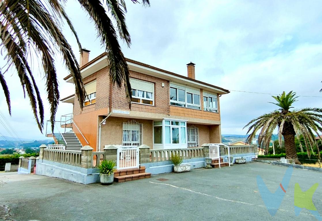 Se vende una excepcional propiedad que combina amplitud, privacidad, bonitas vistas y múl ples posibilidades, sobre una parcela de más de 5.400 m², en el tranquilo pueblo de Cacicedo, a pocos minutos de Santander y con servicio de autobús.Ambas plantas ofrecen espacios versátiles, luminosos y cómodos.Planta baja: Luminosa, amplia y lista para entrar a vivir.Construida en 2001. La cocina cuenta con electrodomésticos nuevos y gran amplitud. Se distribuye en salón-comedor amplio y luminoso, cocina,  tres habitaciones de gran tamaño y dos baños, uno de ellos en suite, que se encuentran en excelente estado. Una vivienda práctica, cálida y con mejoras que aportan facilidad para entrar sin hacer obra.Planta alta: amplitud, luz y carácter. La planta superior destaca por su amplitud y encantoCocina muy amplia y luminosa, tres habitaciones exteriores con vistas a montañas y prados, baño y aseo. El salón es grande y con chimenea, perfecto para disfrutar en invierno, al igual que su terraza acristalada  que  cuenta con ventanas renovadas lo cual aporta mayor confort y eficiencia energética.Dispone de un bajo cubierta habilitado como habitación, muy luminoso y con múltiples posibilidades.La propiedad cuenta con un amplio aparcamiento de 96 m² situado frente a la vivienda, acceso a la parcela mediante portón automático, un garaje independiente de 46 m2, una hermosa terraza lateral con barbacoa de 40 m2, perfecta para disfrutar de tardes soleadas al aire libre.Terreno amplio, ideal para huerto, jardín o proyectos personales( 5.400 m2). Dispone de almacén/depósito que puede habilitarse como trastero, taller o garaje adicional (66 m2)Un entorno cómodo, seguro y con excelente conexión a Santander. Una oportunidad única en el mercado.Propiedad con dos viviendas independientes, terreno, garaje y tantas posibilidades no aparecen todos los días. Es una casa digna de ver, una oportunidad que merece ser visitada sin compromiso para apreciar su verdadero potencial. 