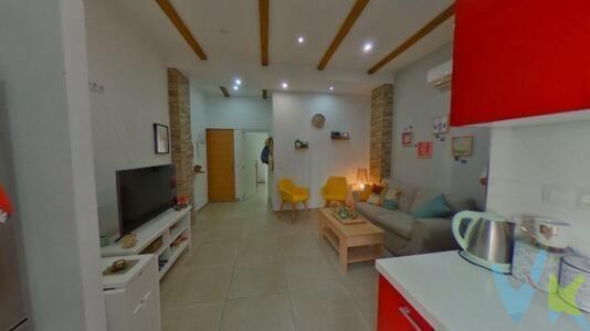 💼 Ocasión de inversión en el corazón del vibrante barrio de Ruzafa. Esta vivienda reformada destaca por su encanto y luminosidad, con techos altos que realzan sus vigas vistas y bovedilla 🏡. La distribución es cuadrada y funcional, ideal para maximizar cada rincón. Cuenta con un amplio dormitorio equipado con gran armario empotrado 🚪, calefacción y aire acondicionado 🌬️, además de un acogedor balcón que ofrece encantadoras vistas a la zona más castiza 🍃. La ubicación es excepcional: cerca del Parque Central🏞️—el lugar perfecto para disfrutar actividades al aire libre —y rodeada por la rica oferta gastronómica🍽️, comercial🛍️ e incluso educativa📚que caracteriza a Ruzafa; todo ello complementado por excelentes conexiones mediante transporte público🚍. Por mandato expreso del propietario, comercializamos éste inmueble en EXCLUSIVA, lo que le garantiza un servicio de calidad, un trato fácil, un proceso sencillo, rápido y sin interferencias de terceros. Por éste motivo, se ruega no molestar al propietario, a los ocupantes de la propiedad, a los vecinos o conserjes del edificio o urbanización si los hubiera.  Muchas gracias por su comprensión.  .  .  En el precio de venta no están incluídos los gastos de Notaría, Registro, impuesto (ITP) y honorarios de la agencia inmobiliaria.  .  .   La información y contenidos facilitados son meramente orientativos, en ningún caso los textos, fotos, imágenes o cualquier otro contenido del presente anuncio tienen caracter contractual. Agencia Registrada con el Nº 1248 en el Registro  de Agentes Inmobiliarios de la Comunitat Valenciana, según el DECRETO 98/2022, de 29 de julio, del Consell, por el que se regula el Registro de Agentes de Intermediación Inmobiliaria de la Comunitat Valenciana.