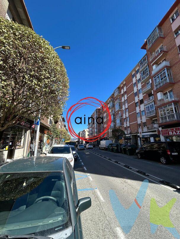Se vende piso luminoso situado en la cuarta y última altura de un edificio con ascensor en plena calle Real de Noáin, en una ubicación céntrica, cómoda y rodeada de todos los servicios necesarios para el día a día: comercios, transporte, zonas verdes y centros educativos. Una vivienda ideal tanto para familias como para quienes buscan un hogar bien distribuido en una zona consolidada.
La vivienda cuenta con 93 m² construidos y 85 m² útiles, distribuidos de forma práctica a través de un pasillo que organiza las estancias. Al acceder, encontramos la cocina independiente de 12 m², que dispone de una pequeña despensa y salida a un balcón acristalado de 2 m², un espacio funcional como zona auxiliar. A la derecha se sitúa el salón, de 13 m², acogedor y bien proporcionado para el uso diario. En la zona de descanso, el piso dispone de tres dormitorios de buenas dimensiones: uno de 12 m², el dormitorio principal de 13,50 m² con armario empotrado, y un tercer dormitorio de 12,50 m², lo que permite adaptarlos fácilmente a diferentes necesidades familiares, despacho o habitación de invitados. Al fondo del pasillo se encuentra el baño completo, equipado con bañera.
Calefacción y agua caliente mediante caldera de gas individual
Cabe destacar que la vivienda cuenta con ventanas cambiadas, lo que mejora el aislamiento térmico y acústico, aportando mayor confort en el día a día. Su ubicación en última planta le proporciona además una buena luminosidad y mayor tranquilidad.
Se trata de una vivienda con una distribución funcional y bien aprovechada, perfecta tanto como residencia habitual como inversión.
INFORMACIÓN LEGAL A TENER EN CUENTA:
ℹ️ Los datos y superficies indicados son aproximados y tienen carácter meramente informativo, sin valor contractual.
El precio de venta no incluye impuestos ni gastos derivados de la transmisión. La compra conlleva impuestos y gastos de formalización para el comprador:

Impuesto I.T.P. (Impuesto de Transmisiones Patrimoniales 6% (Consultar condiciones concretas según circunstancias personales o régimen fiscal aplicable) 
Gastos de Notaría y Registro aproximadamente 1,5%, 
Gastos financieros si se contrata hipoteca.

Los honorarios de intermediación inmobiliaria corren a cargo del vendedor 
¡NO COBRAMOS HONORARIOS AL COMPRADOR!
