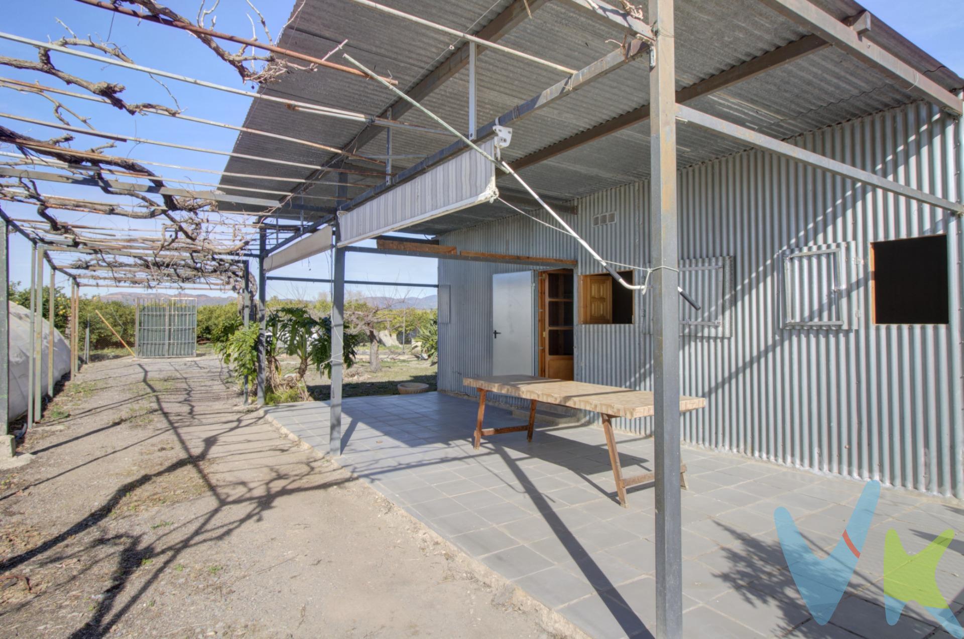 Amplio terreno rústico cerca de Almenara, con más de 3000m2 de parcela, acciones de riego, caseta de aperos y porche con barbacoa y una caseta para pasar el día con aseo y lavadero. También una zona de invernadero. Los impuestos, gastos de notaría, registro y honorarios de agencia no están incluidos en el precio de venta. Para mayor seguridad en la compraventa, todas nuestras viviendas poseen FICHA DE CERTIFICACIÓN DE INMUEBLES registrada por la Asociación de Inmobiliarias de la Comunidad Valenciana ASICVAL. Antes de comprar o de entregar las arras, pida el Certificado de la vivienda para estar seguro y tran-quilo sobre la situación legal, urbanística y de cargas de la misma. INMOBILIARIA QUASABLANQUA está inscrita en el Registro de Agentes de Intermediación Inmobilia-ria de la Comunidad Valenciana RAICV. 