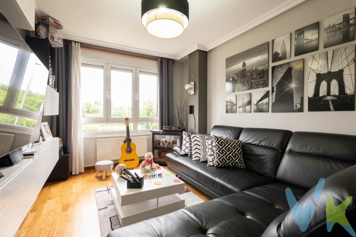 Preciosa vivienda con vistas a zonas verdes, con orientación Sureste, muy soleado y luminoso, para hacer de esta propiedad tu residencia habitual o tu segunda residencia. Con unas comunicaciones directas a las distintas vias de entrada y salida a la Ciudad. SI te gusta la tranquilidad y vivir en una propiedad donde la luz sea tu principal objetivo, no lo dudes, llámanos y ven a visitar esta vivienda de altas calidades constructivas con amplio salón, cocina, 2 habitaciones y 2 baños. Además, para una mayor comodidad, dispone de un trastero donde acomodar lo que no quieras en casa. A qué esperas para visitarlo? Llámanos, estaremos encantados de enseñártelo. En el precio final no están incluidos el Impuesto de Transmisiones Patrimoniales ni los gastos de notaría y registro.