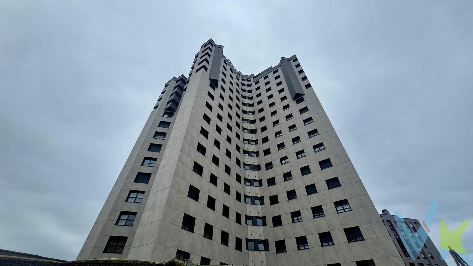 Amplia vivienda exterior situada en el barrio de Natahoyo, a pocos minutos de la Playa del Arbeyal, ideal para quienes buscan comodidad, buena ubicación y calidad de vida cerca del mar.Ubicada en una segunda planta de un edificio bien conservado, con ascensor y fachada recientemente rehabilitada, lo que aporta un extra de eficiencia y tranquilidad.La vivienda cuenta con tres habitaciones de buen tamaño y excelente entrada de luz natural, ofreciendo espacios versátiles tanto para familias como para teletrabajo. Su distribución funcional permite aprovechar al máximo cada estancia, creando un ambiente acogedor y práctico.Rodeada de todos los servicios: supermercados, colegios, centros de salud, comercios y zonas verdes. Excelente conexión con transporte público (tren y autobús), facilitando el acceso al centro de Gijón y otras zonas de la ciudad.Una opción perfecta como vivienda habitual o inversión, en una zona en constante demanda.Contacta para más información o para concertar una visita. Ven a descubrir todo su potencial.El precio de venta no incluye el Impuesto de Transmisiones Patrimoniales ni los gastos de Notaría y Registro.