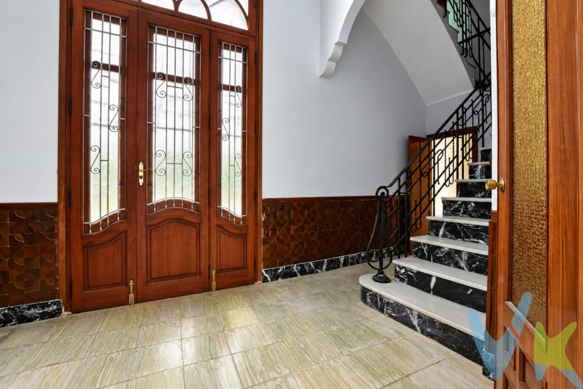 Te proponemos una casa de pueblo con más de casi 300 m² construidos en el corazón de Benifaió, junto al Ayuntamiento y la parroquia, en una de las zonas más céntricas del municipio. Una propiedad deshabitada que necesita una reforma integral, pero que conserva la esencia y el carácter de las casas tradicionales de pueblo con detalles que evocan a historia  (suelos de mosaico, techos altos, barandilla de forja, madera trabajadaetc)  Además, cuenta con patio, terraza y un espacio en la entrada con posibilidad de habilitarlo para guardar el coche dentro de la propia casa o pequeño comercio de 14m2 para alquilar, sumando toda la planta baja unos 100m2.  En la primera planta encontramos tres habitaciones dobles, dos de las cuales a la calle principal  y una buhardilla de ladrillo visto, un espacio con mucho encanto y posibilidades de unos 85m2, ideal para estudio, gimnasio, zona de trabajo o ese rincón especial que cada familia necesita. Una casa grande, con espacios singulares y muchas posibilidades para quienes sepan imaginarla después de la reforma, pero sin perder su esencia. Una de esas propiedades que necesitan tiempo, visión y un buen proyecto para volver a brillar. Junto a la casa hay un local comercial independiente que se puede añadir a la compra por 35.000, es opcional. A 30 minutos de la ciudad de Valencia y dispone de tren de cercanía y bus interurbano. ¿Quieres verla? Llámanos y hablamos de tu proyecto de vida en la comarca de la Ribera, municipio de naranjos y con todos los servicios necesarios para tener una vida feliz en familia junto a la Plaza Mayor.  